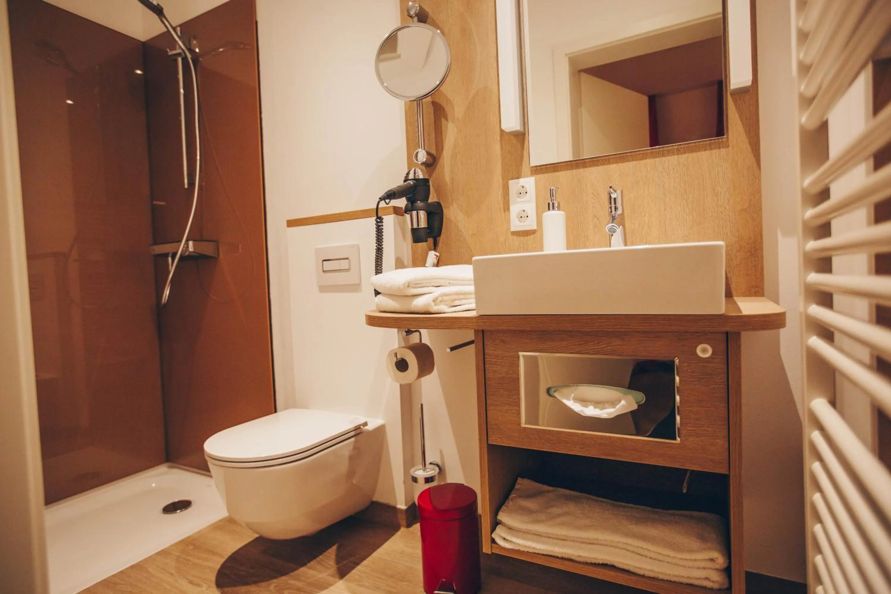 Toilet in Hotel Luckys Inn