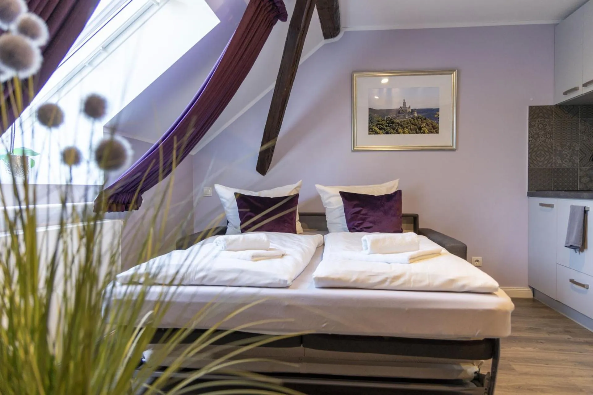 Bed in Apartmenthaus Burgenheimat in Rhens bei Koblenz