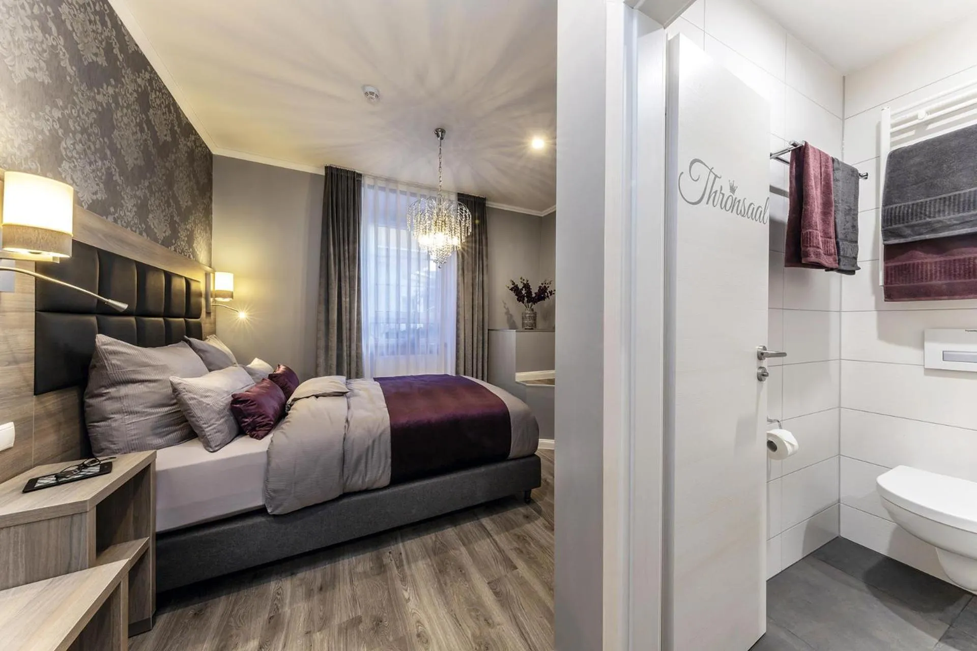 Toilet, Bed in Apartmenthaus Burgenheimat in Rhens bei Koblenz