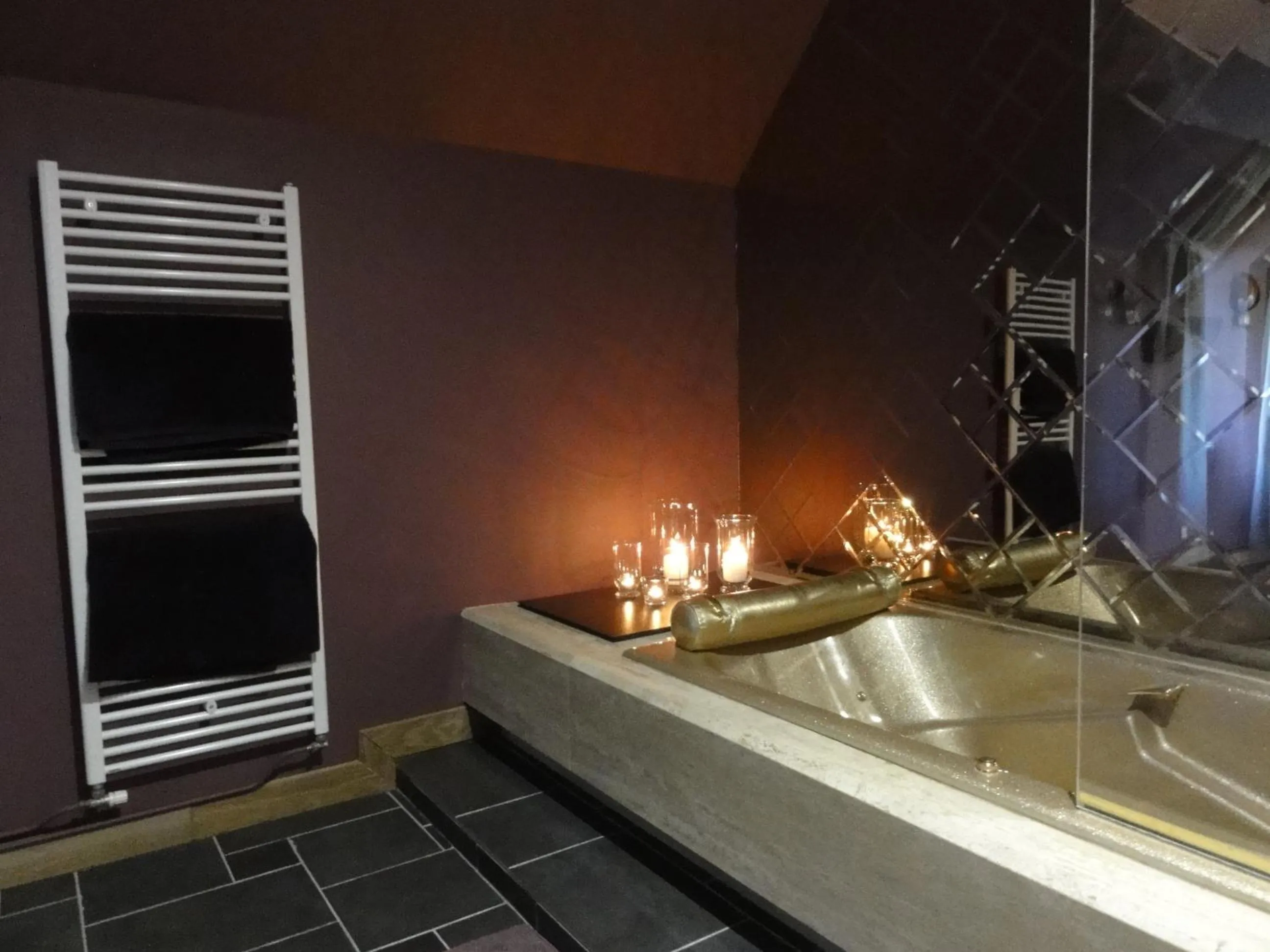 Bath in Le Manoir des Tuileries