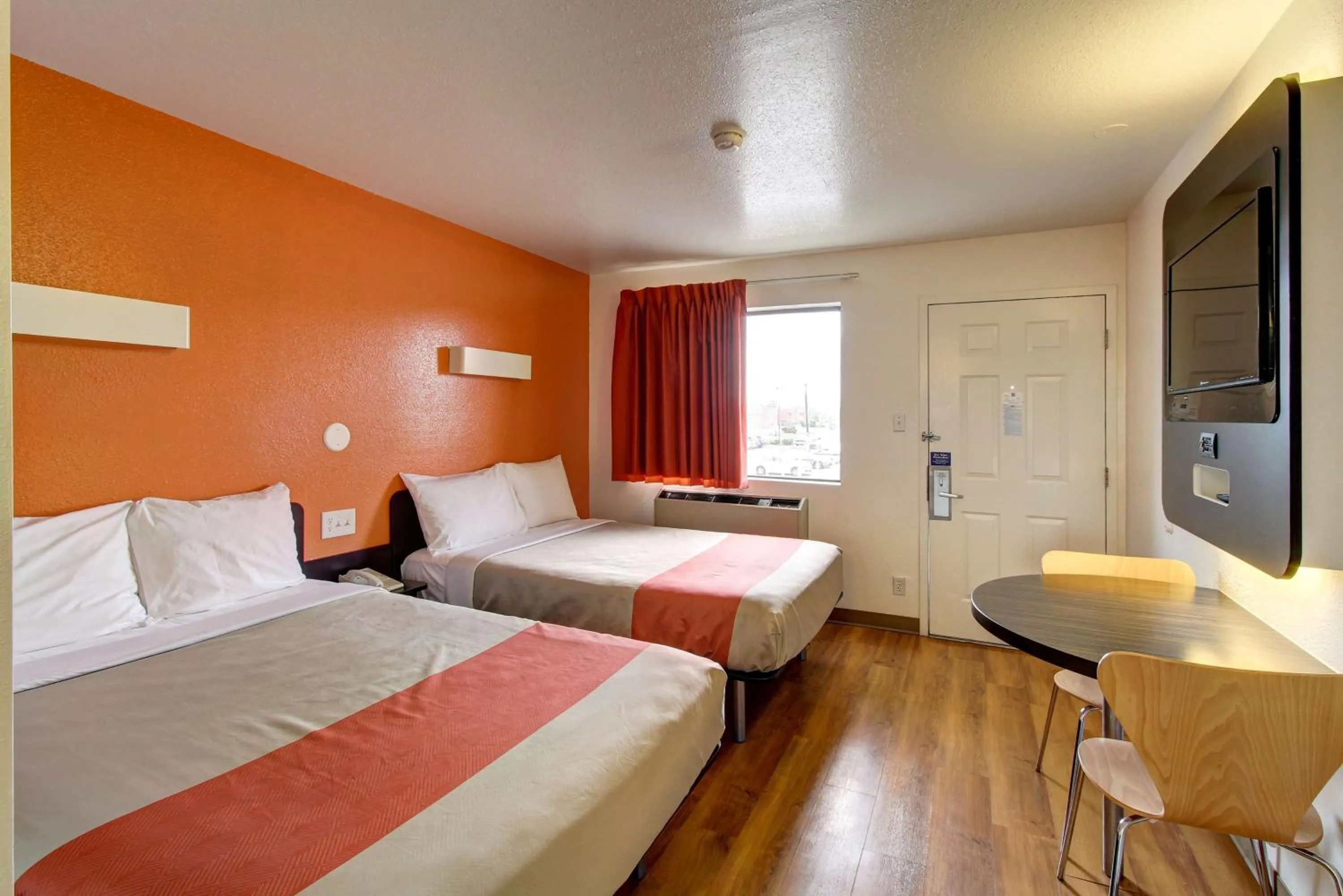 TV and multimedia, Bed in Motel 6-Amherst, OH - Cleveland West - Lorain