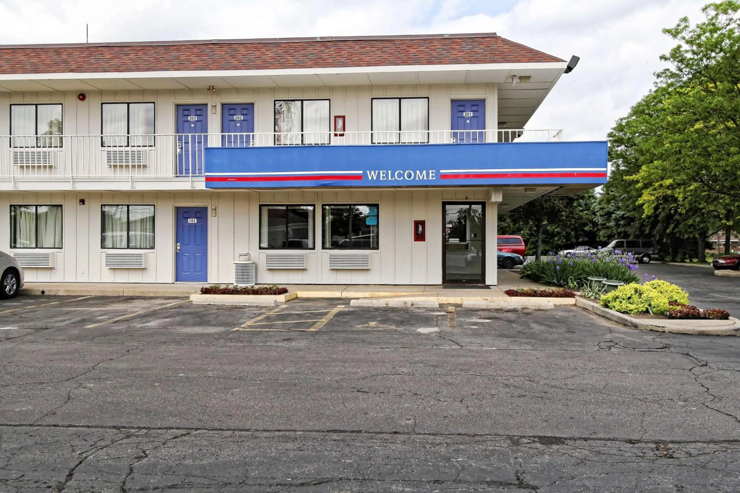 Property building in Motel 6-Amherst, OH - Cleveland West - Lorain