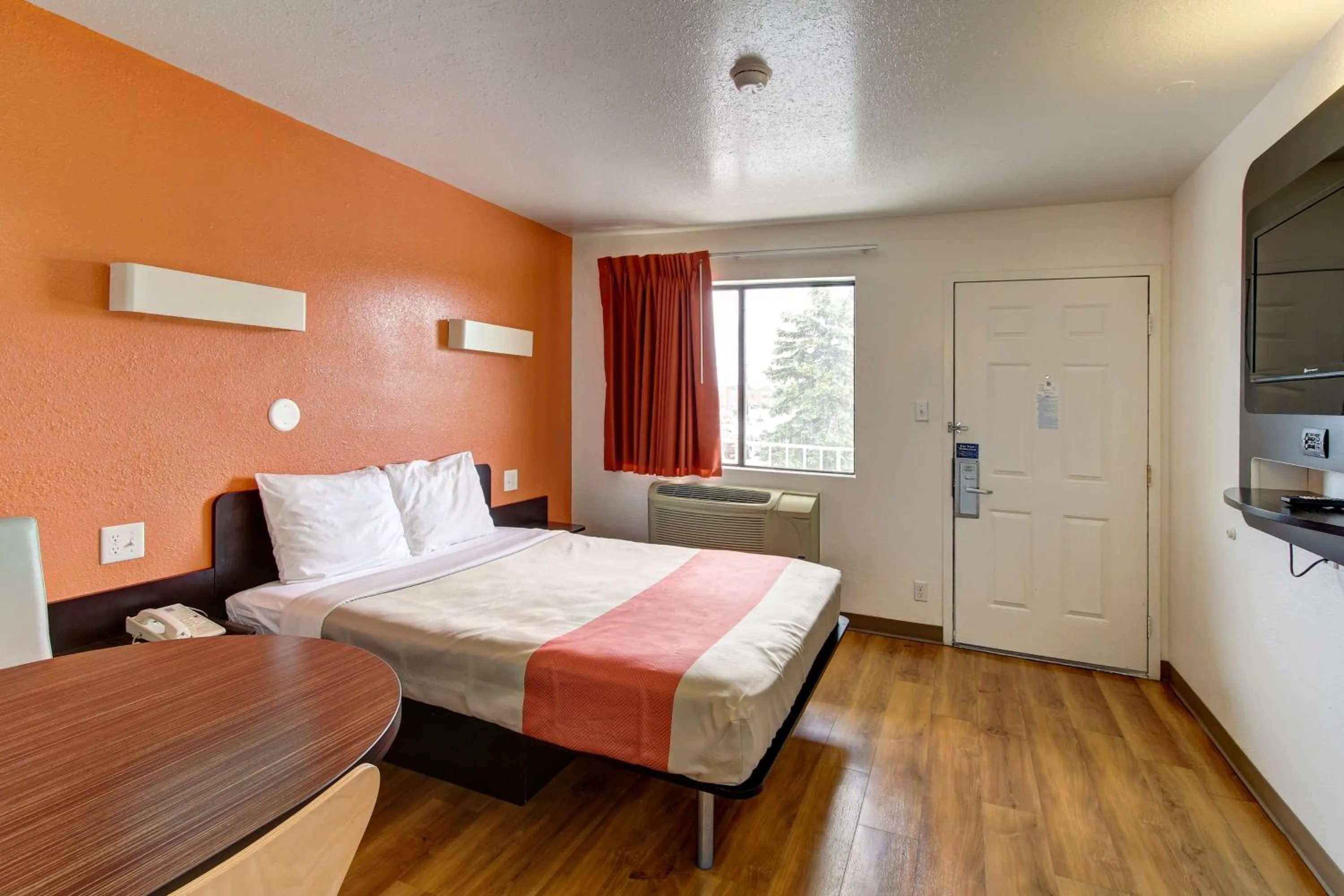 TV and multimedia, Bed in Motel 6-Amherst, OH - Cleveland West - Lorain