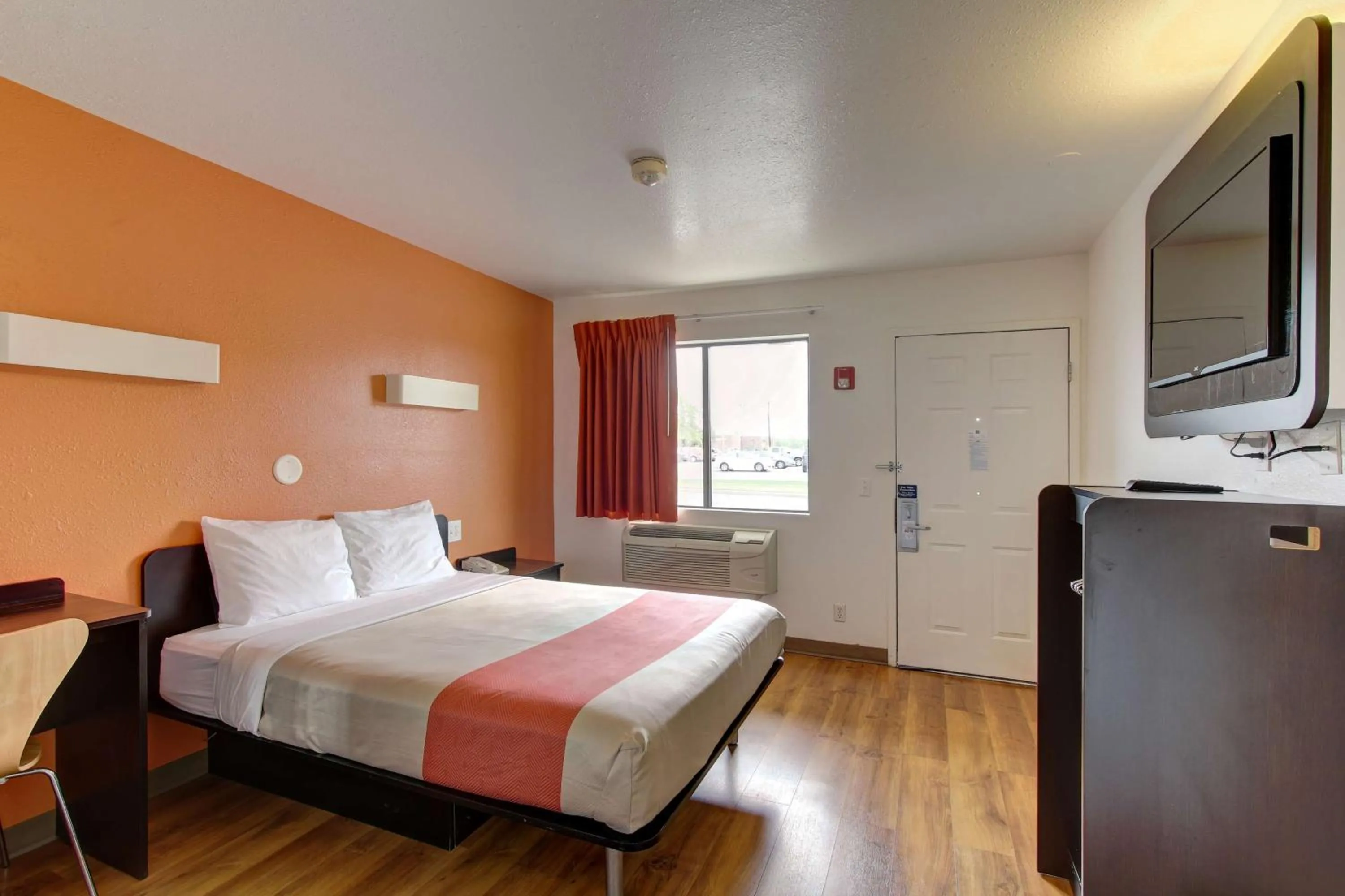 TV and multimedia, Bed in Motel 6-Amherst, OH - Cleveland West - Lorain