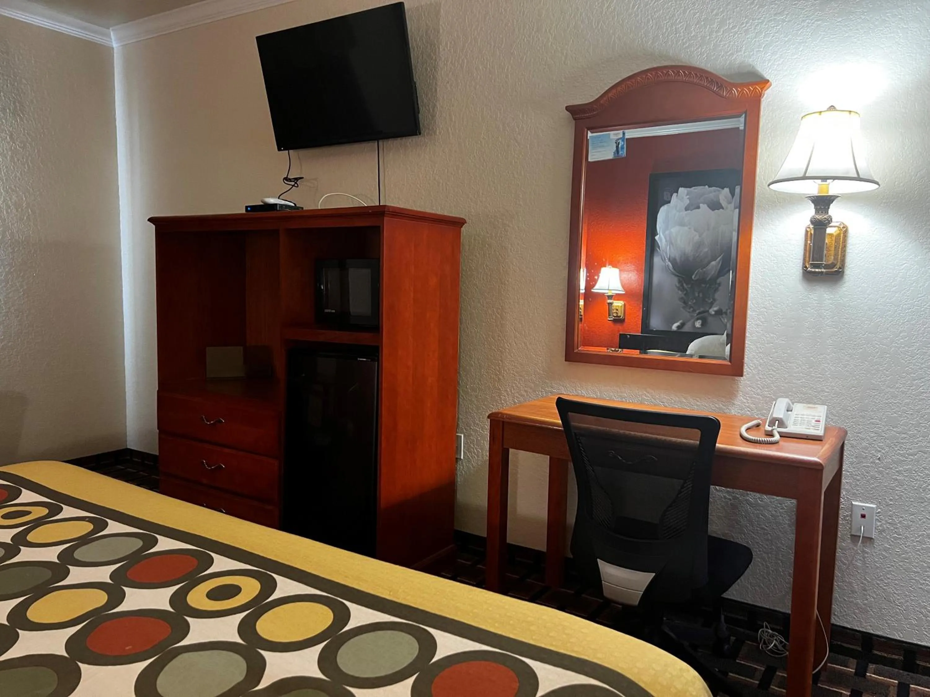 TV and multimedia, Bed in Super 8 by Wyndham Brookshire TX