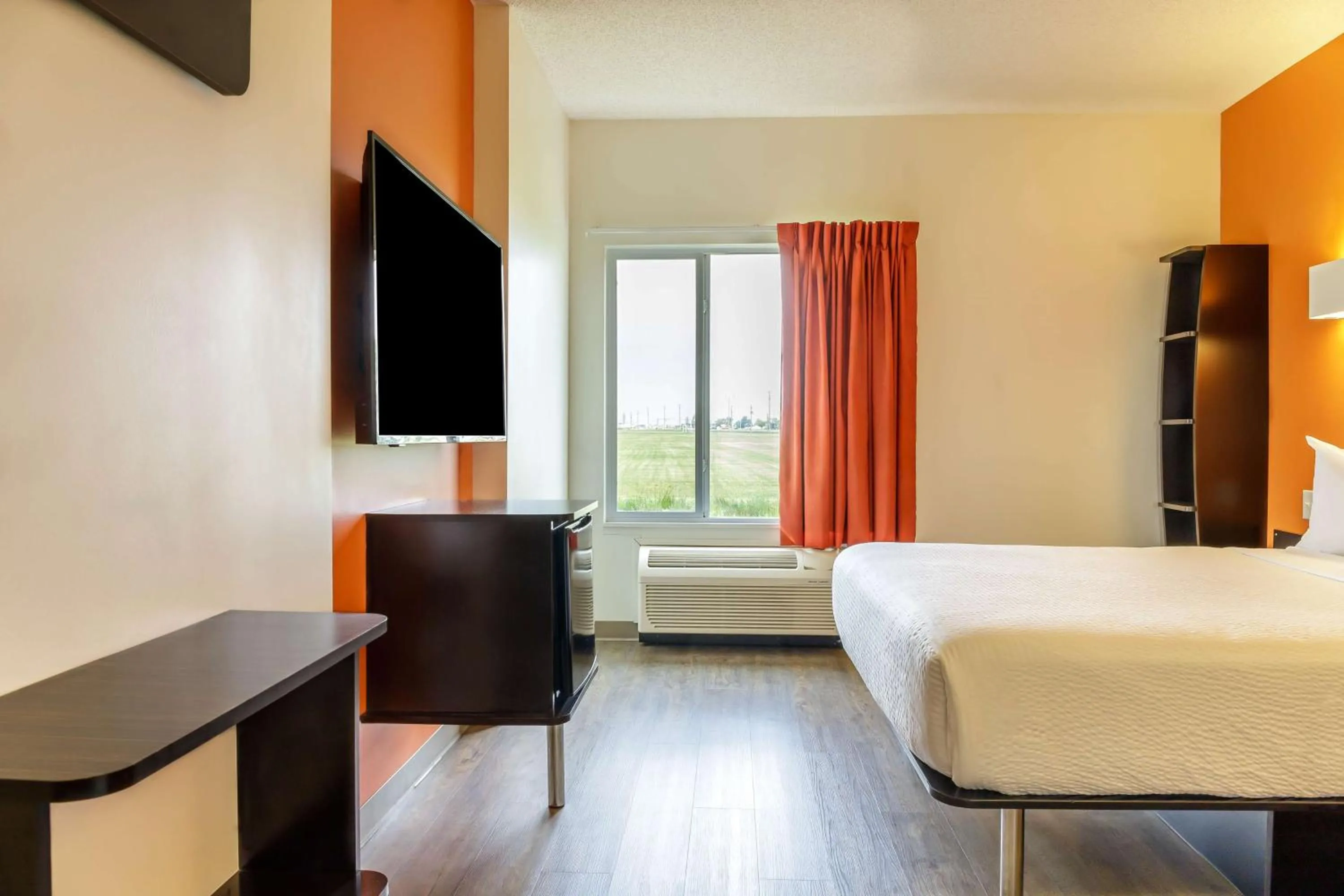 Bedroom, Bed in Motel 6-Headingley, MB - Winnipeg West