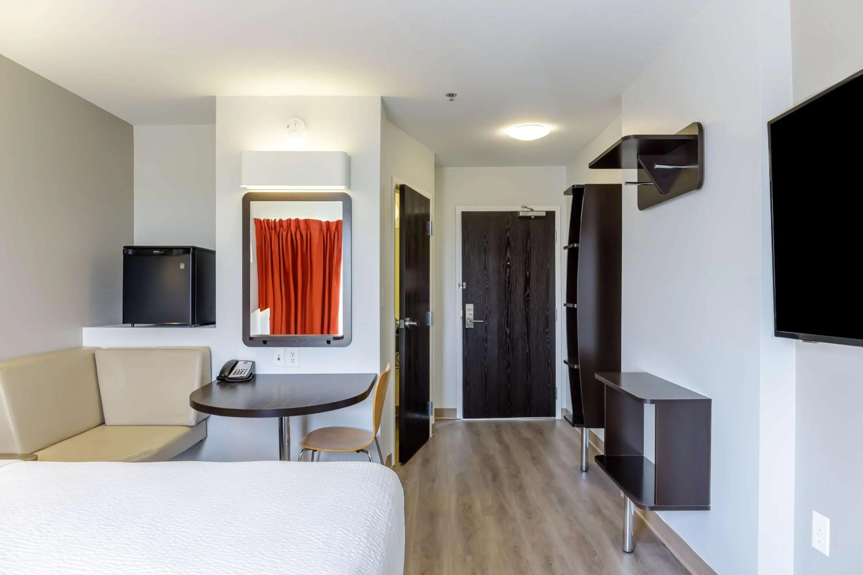 Bedroom, Bed in Motel 6-Headingley, MB - Winnipeg West