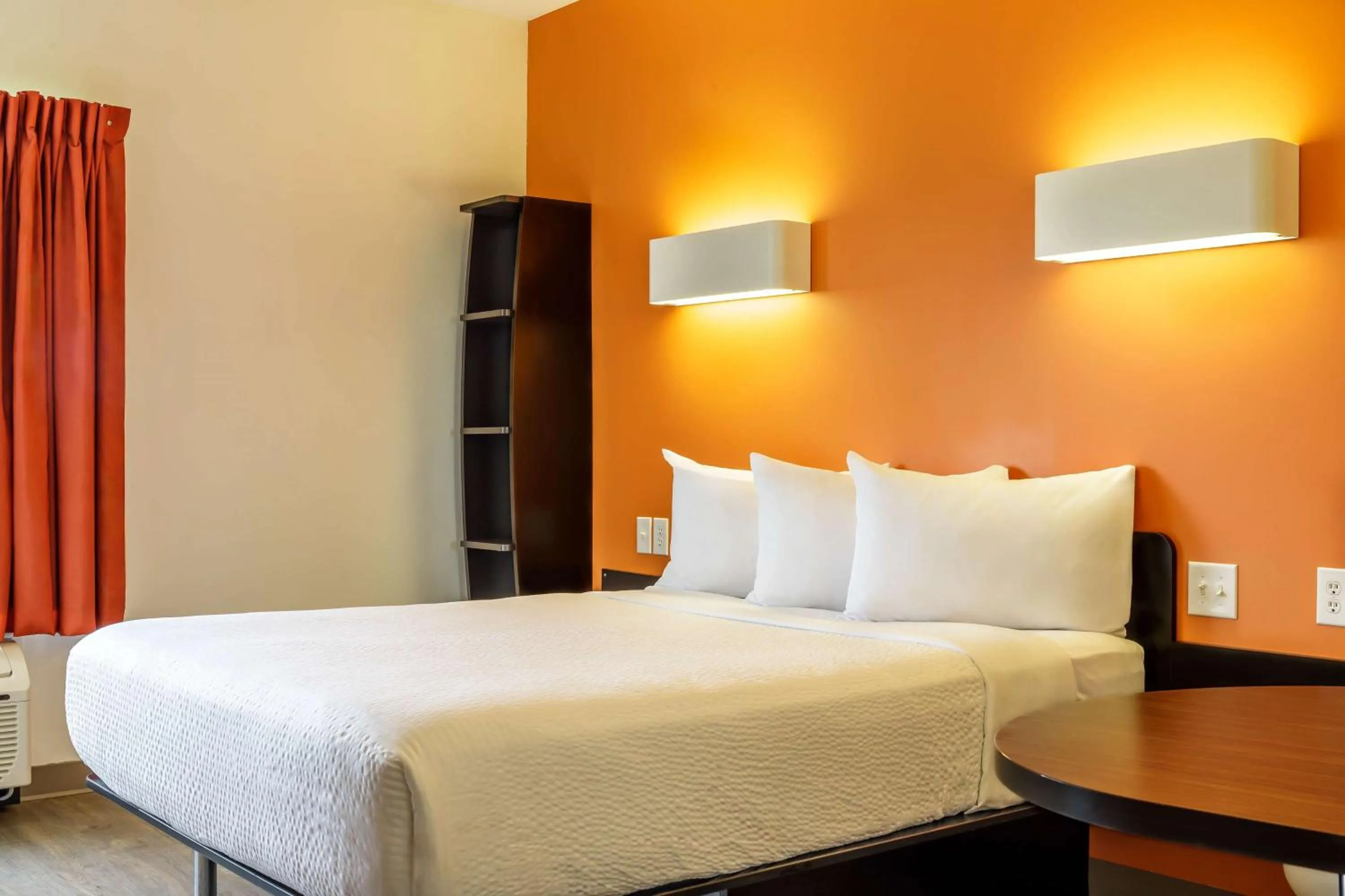 Bedroom, Bed in Motel 6-Headingley, MB - Winnipeg West