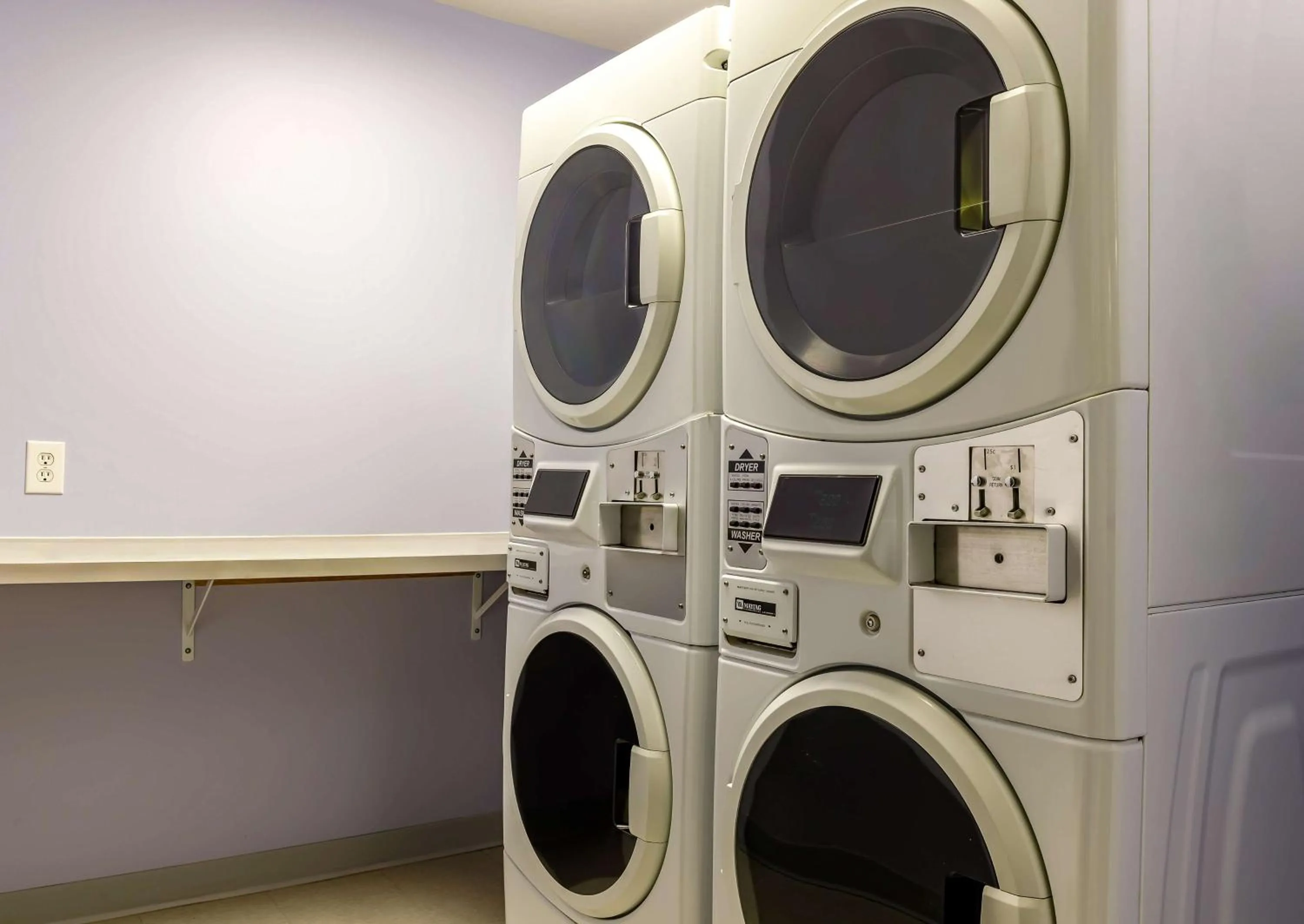 Property building in Motel 6-Headingley, MB - Winnipeg West