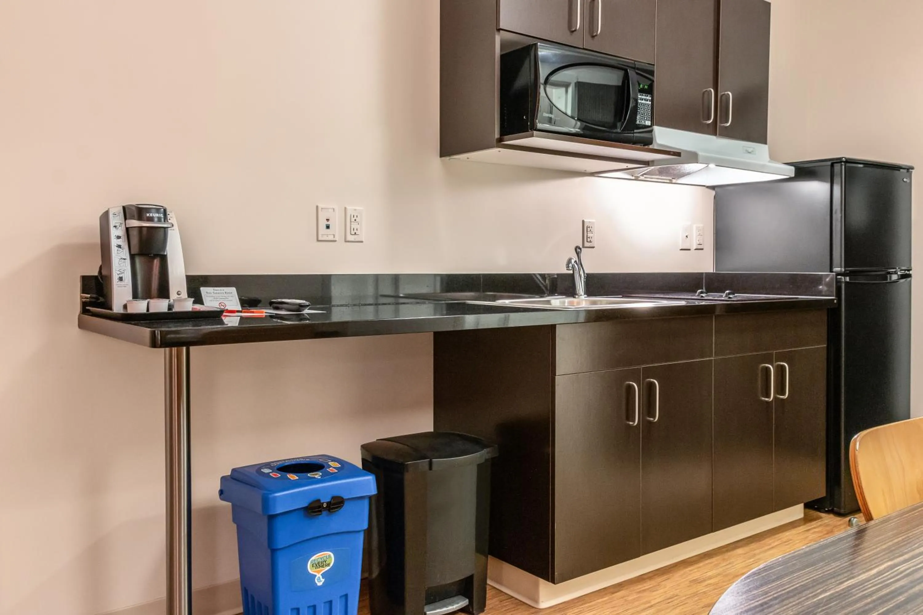 Kitchen or kitchenette in Motel 6-Headingley, MB - Winnipeg West