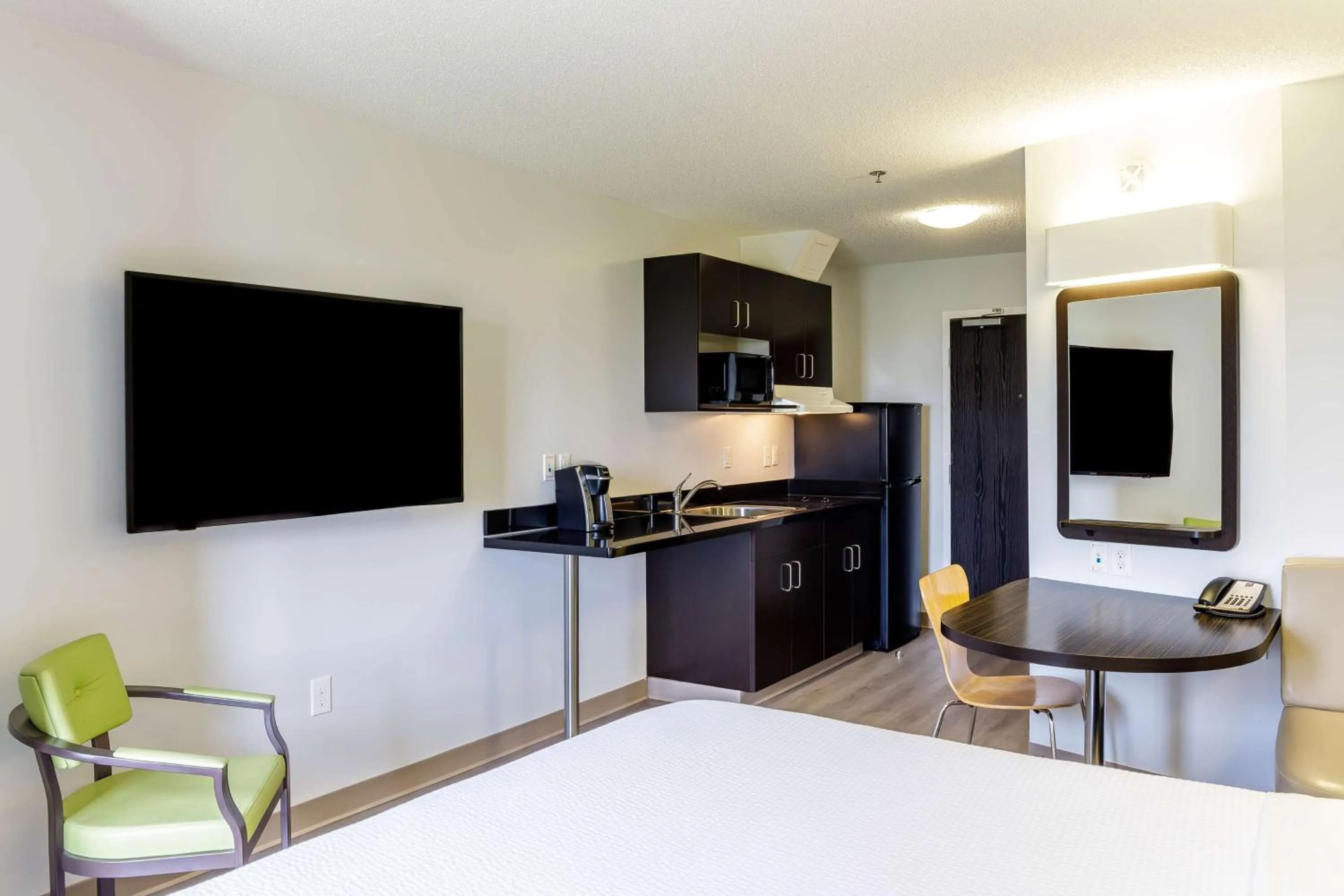 Bedroom, Bed in Motel 6-Headingley, MB - Winnipeg West