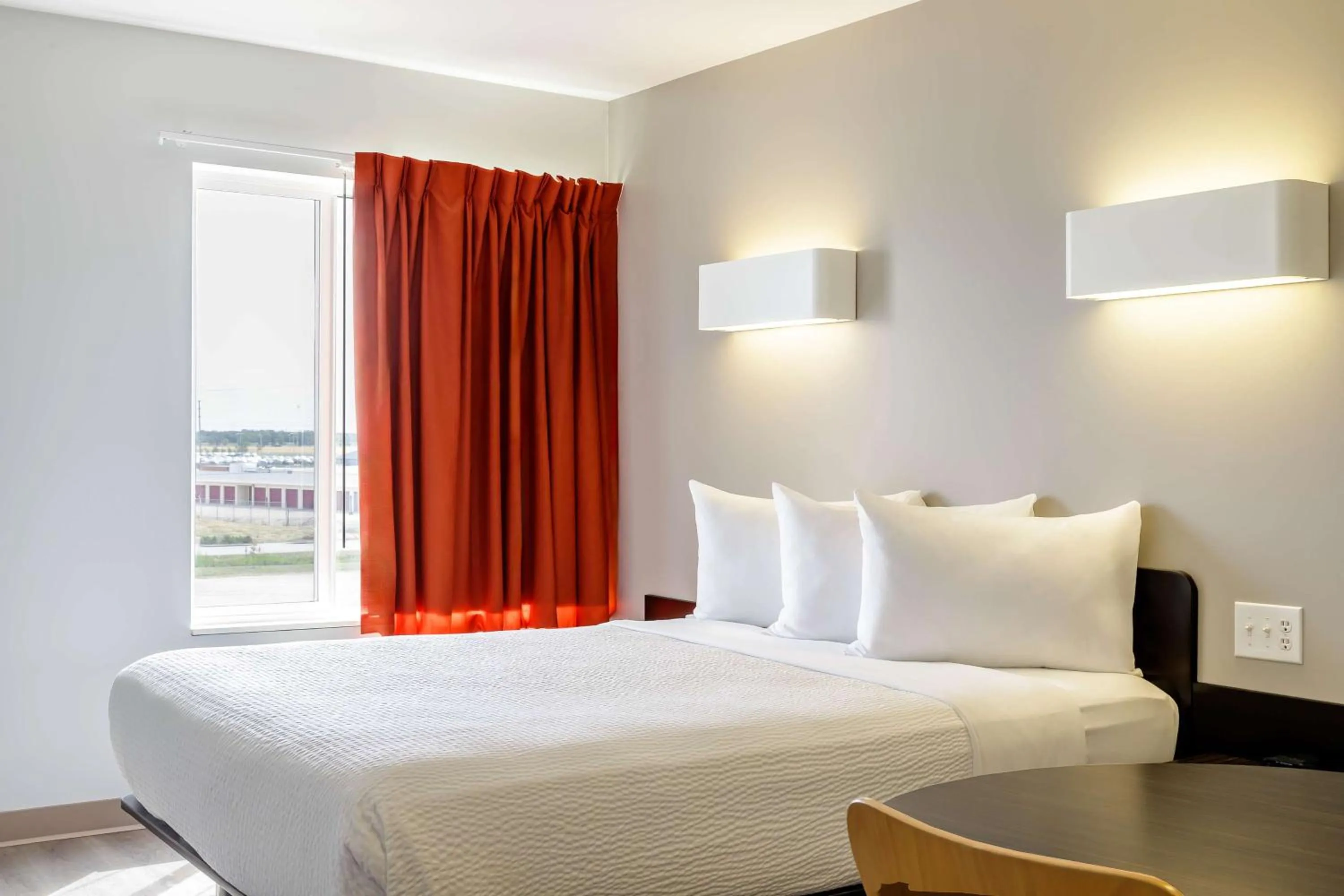 Bedroom, Bed in Motel 6-Headingley, MB - Winnipeg West