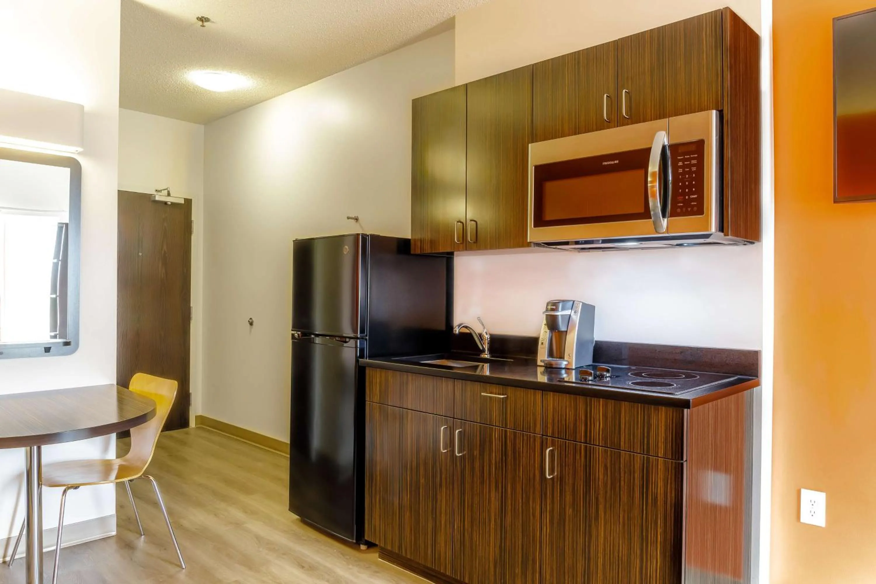 Bedroom in Motel 6-Headingley, MB - Winnipeg West