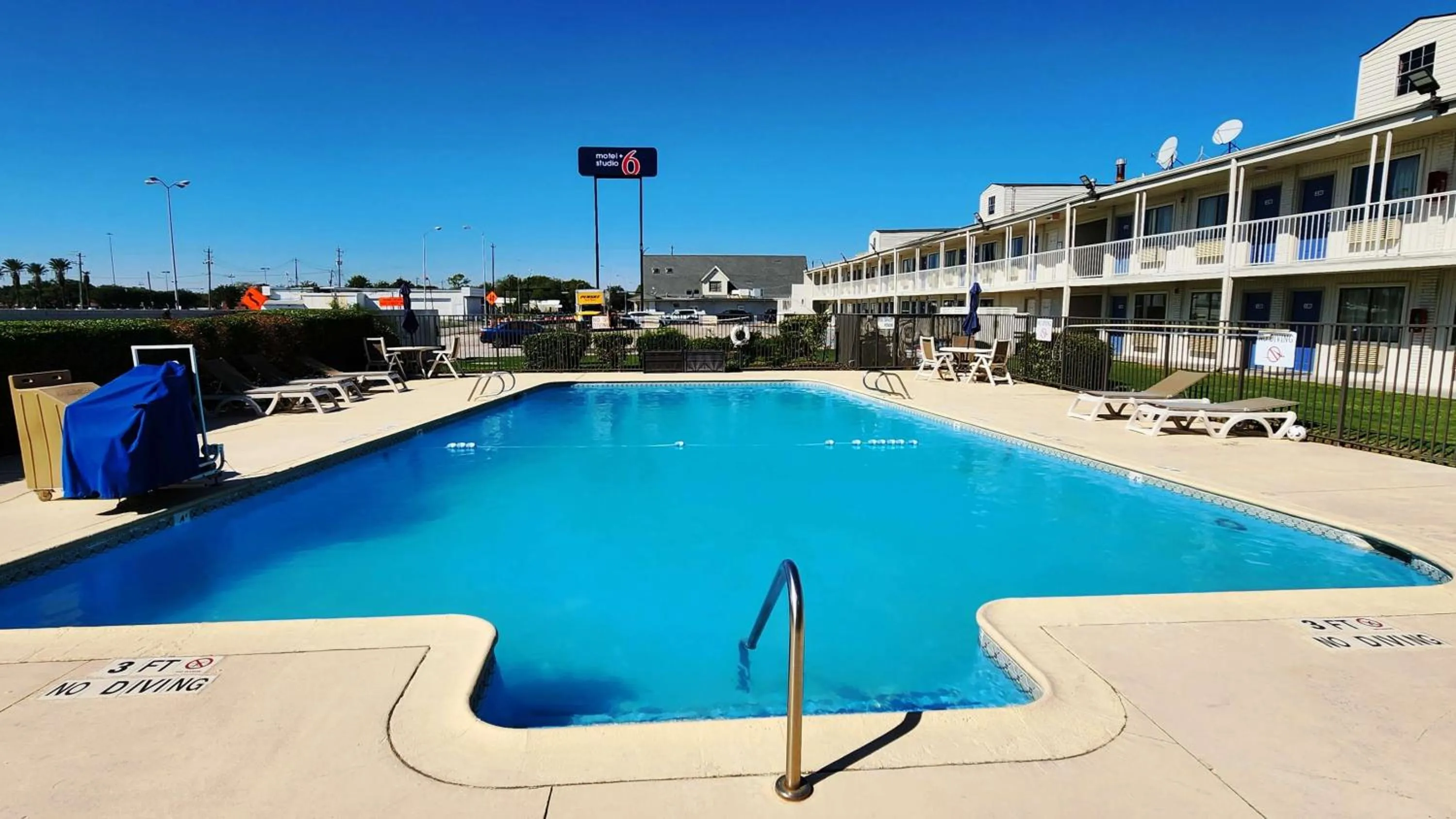 Pool view in Motel 6-Webster, TX - Houston - Nasa Lake