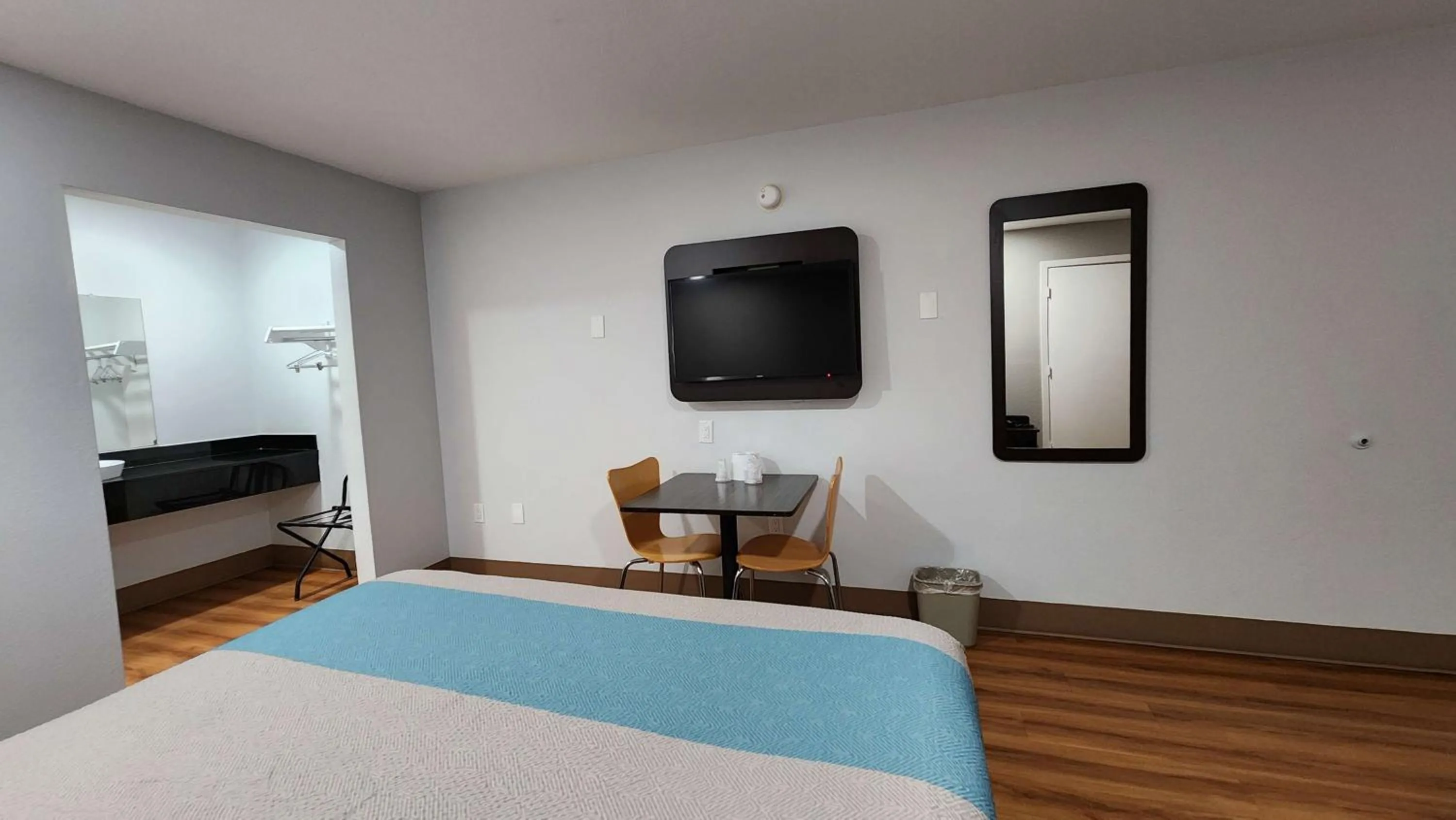 TV and multimedia, Bed in Motel 6-Webster, TX - Houston - Nasa Lake