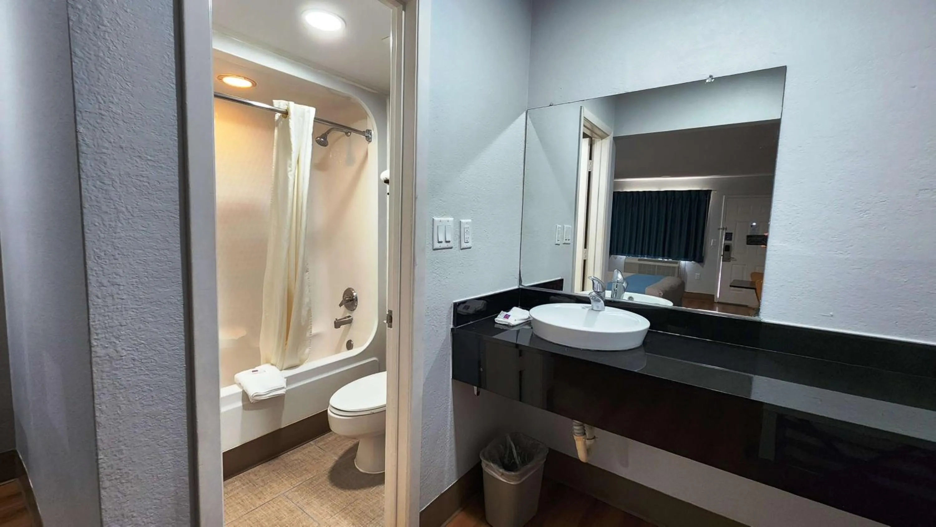 Shower in Motel 6-Webster, TX - Houston - Nasa Lake