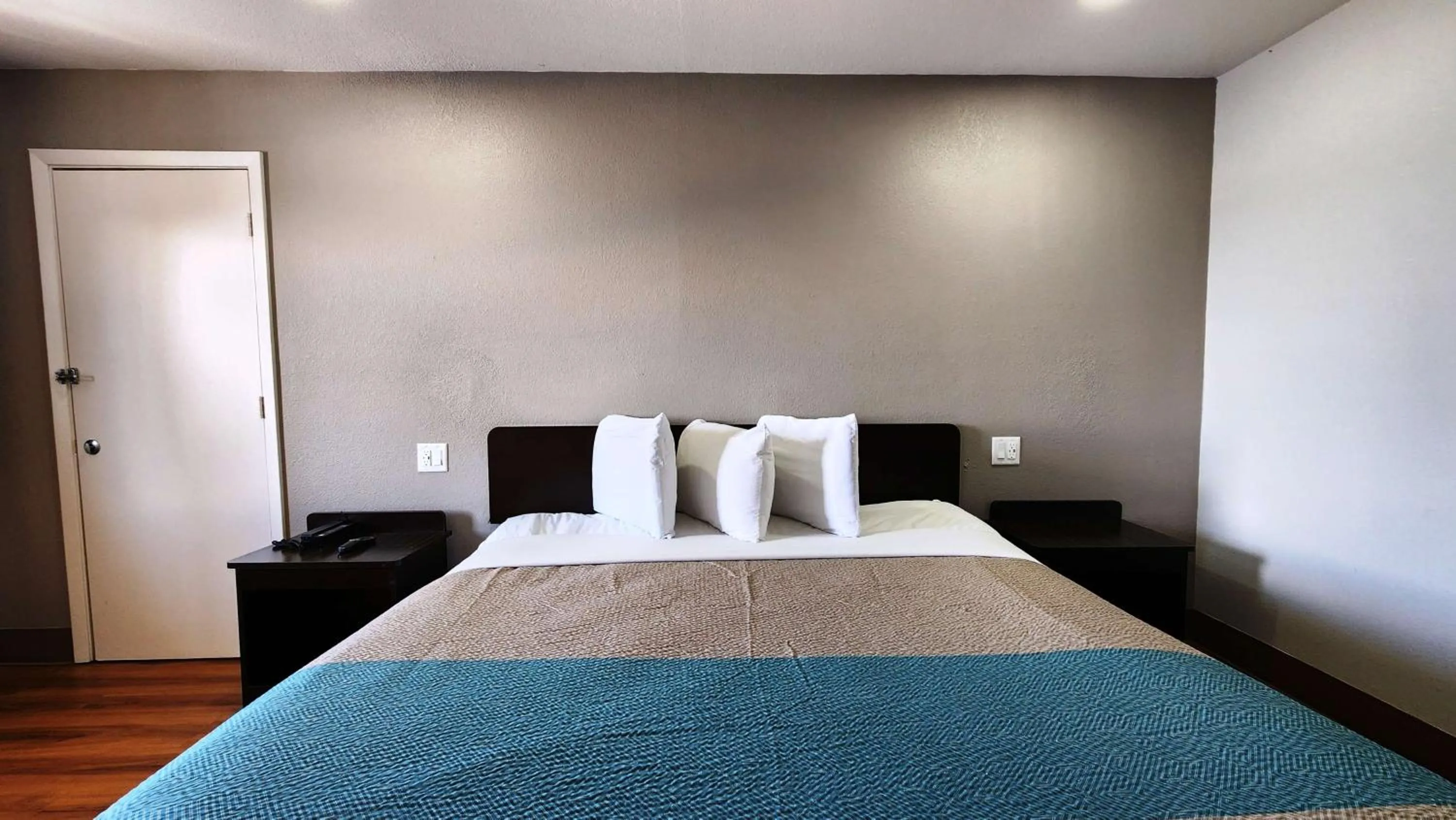 Bed in Motel 6-Webster, TX - Houston - Nasa Lake