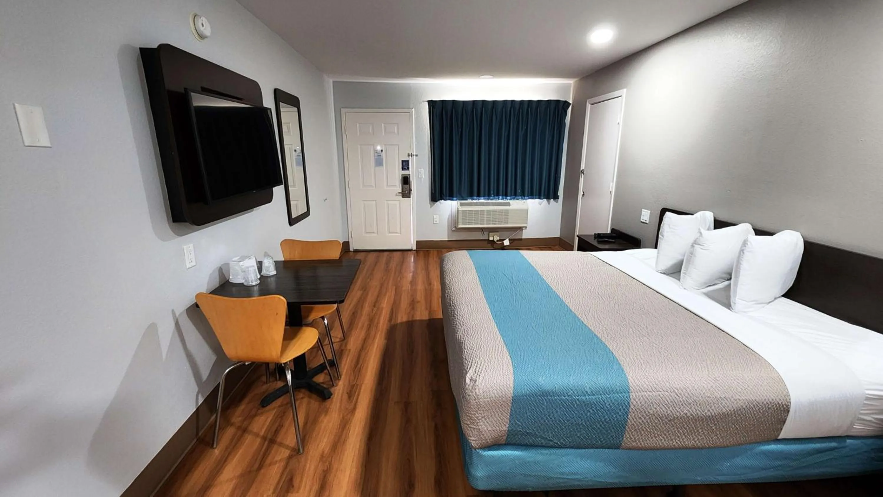 Bed in Motel 6-Webster, TX - Houston - Nasa Lake