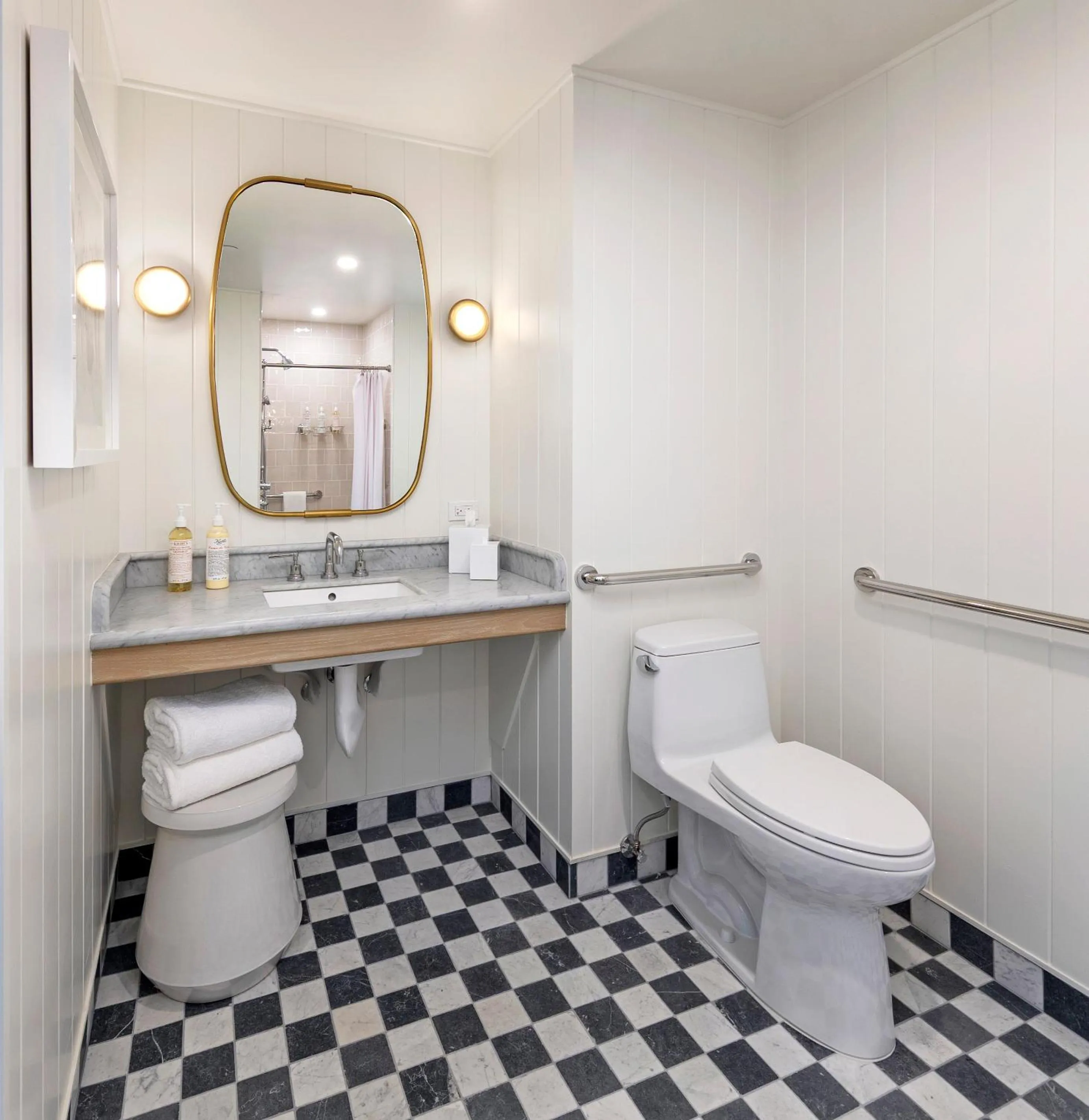 Bathroom in Bay Shores Peninsula Hotel