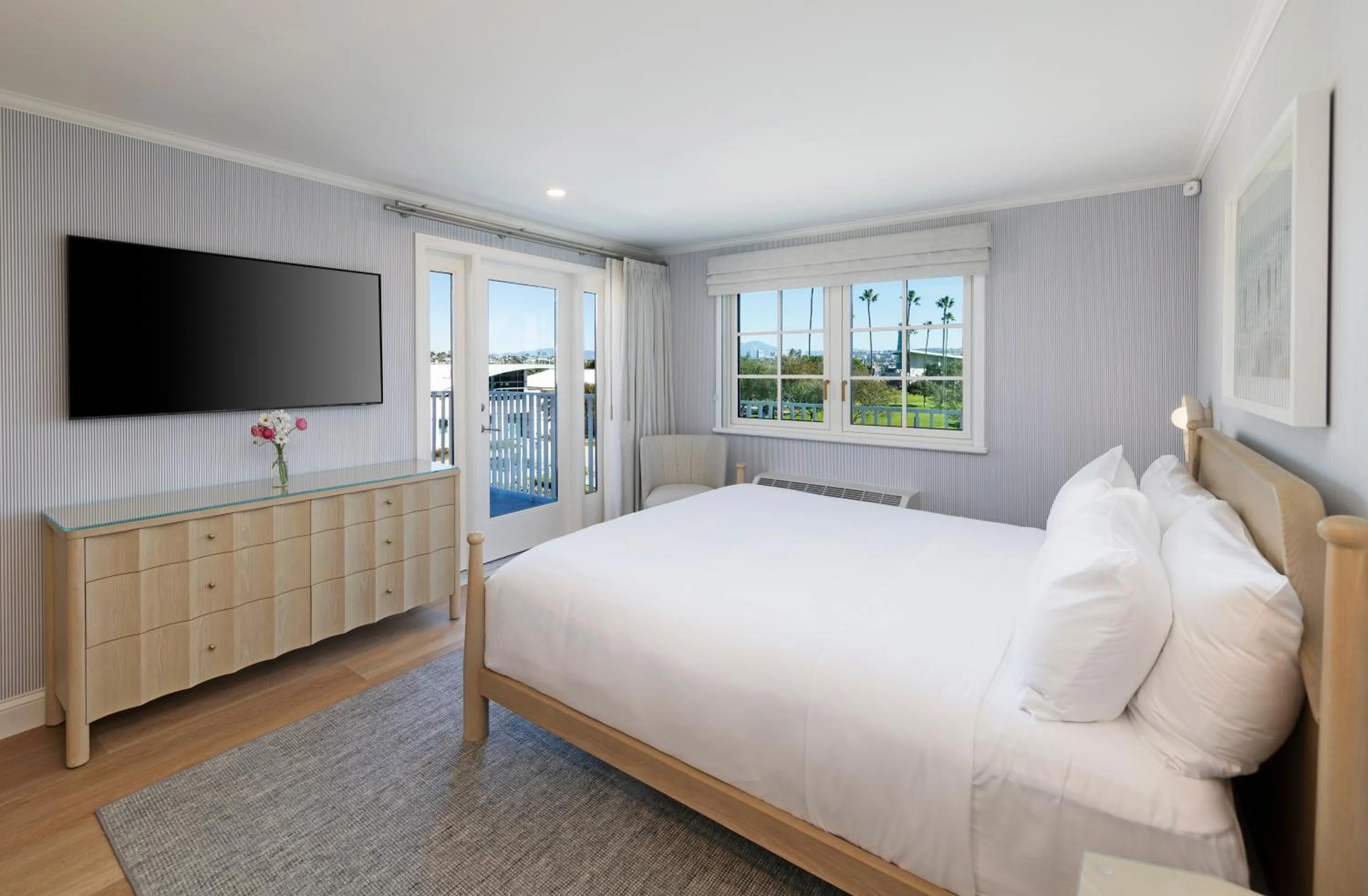 View (from property/room), Bed in Bay Shores Peninsula Hotel