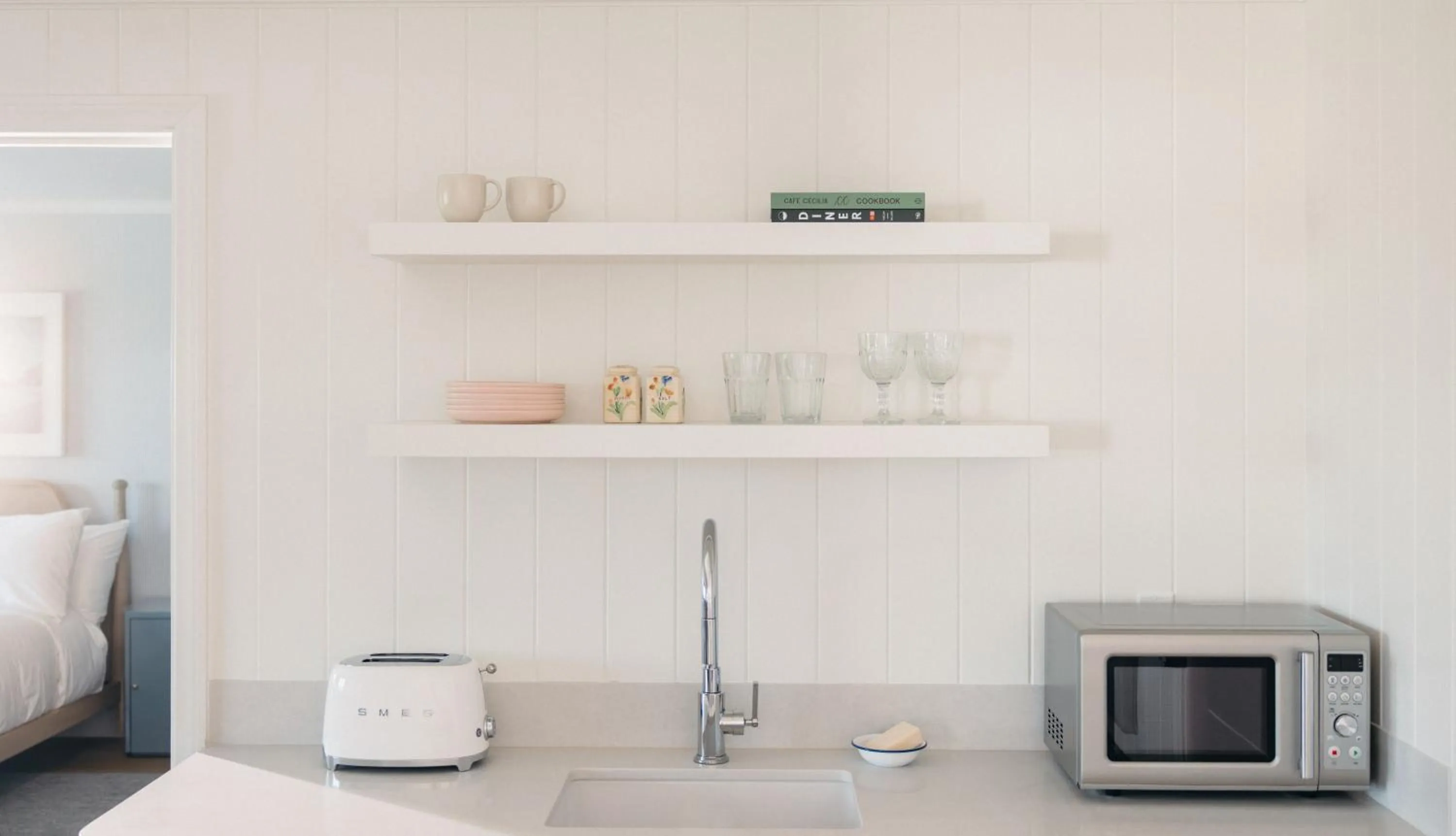 Kitchen or kitchenette, Bed in Bay Shores Peninsula Hotel