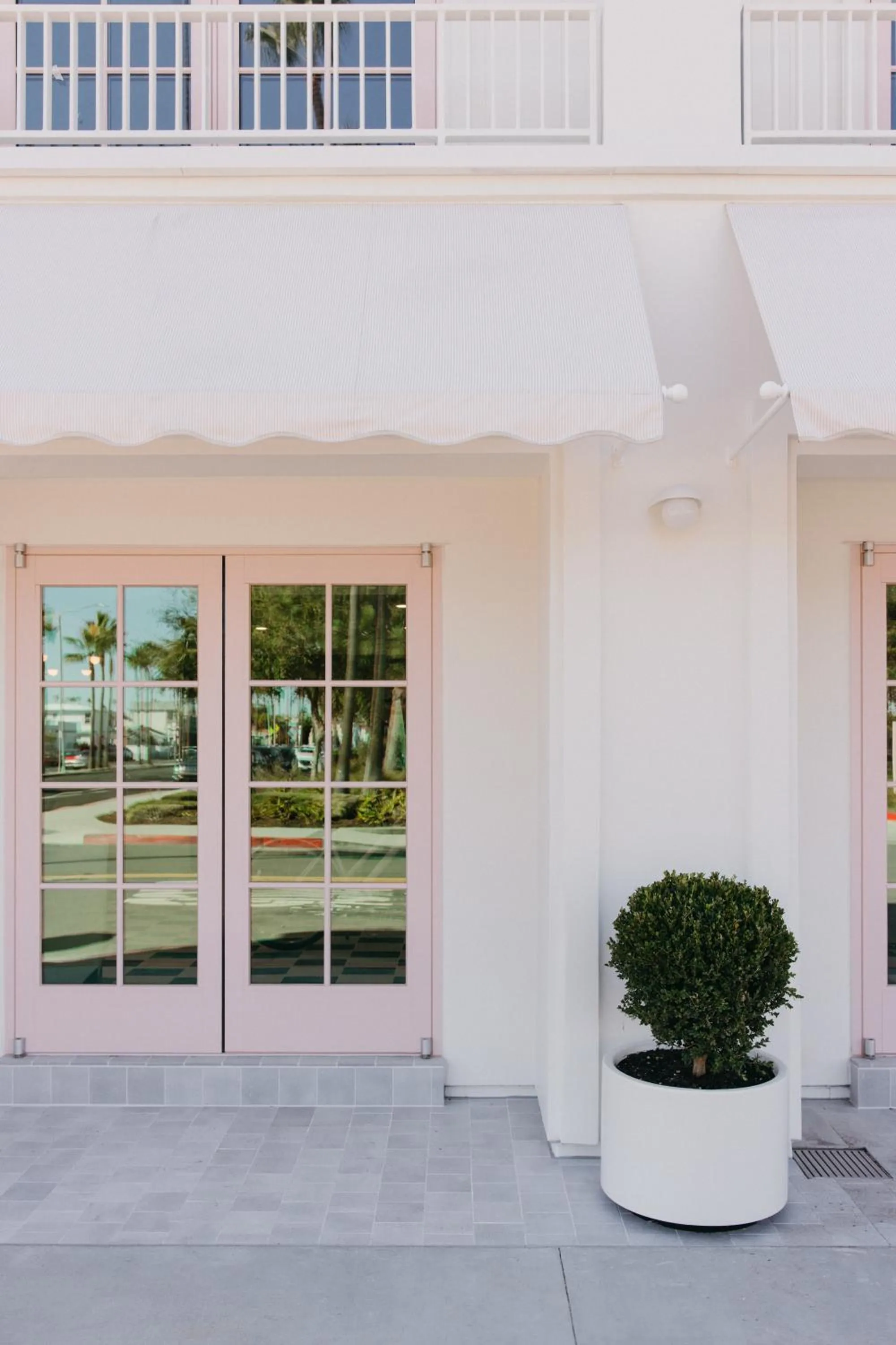 Facade/entrance in Bay Shores Peninsula Hotel