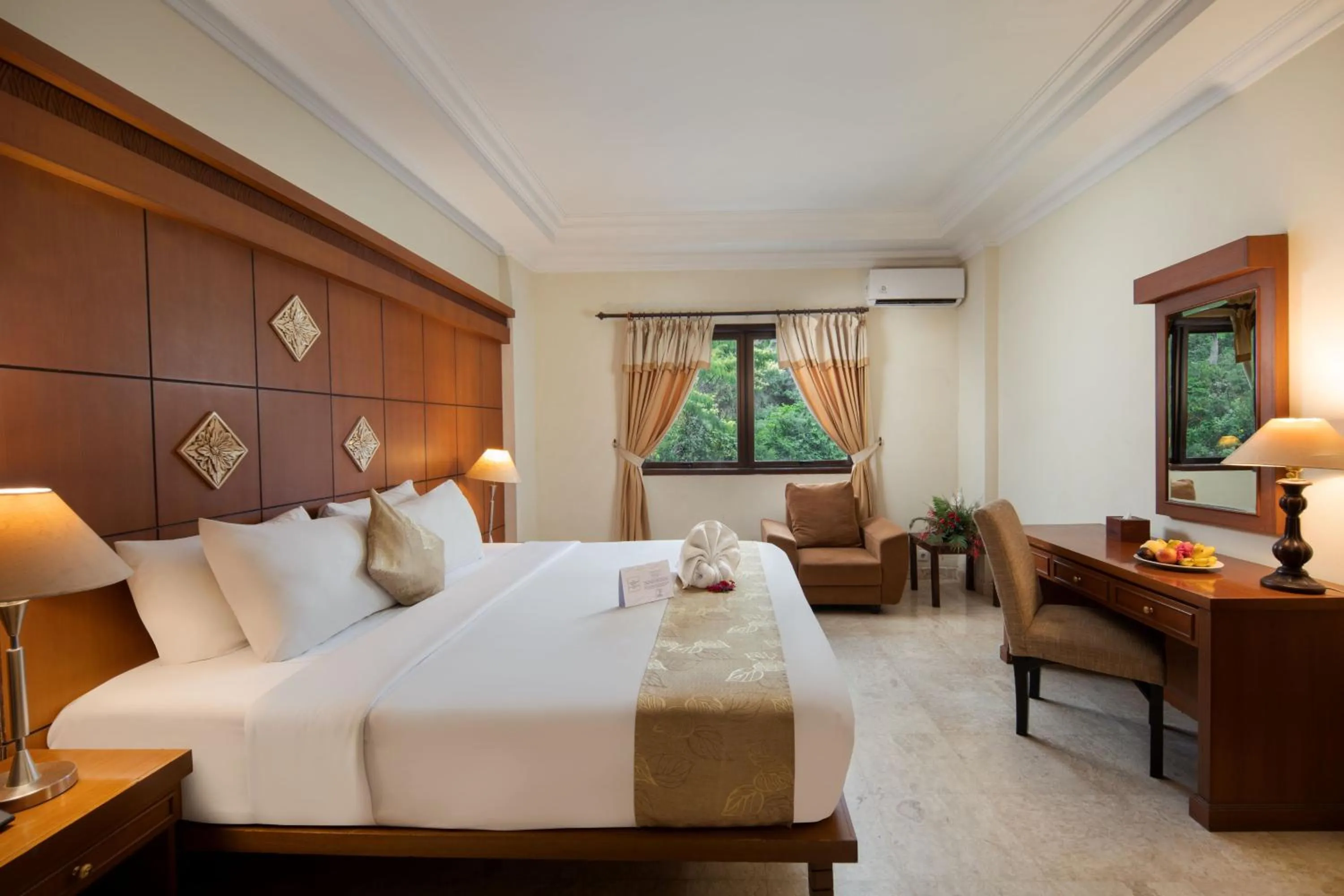 Bed in Royal Hotel and Convention Tretes