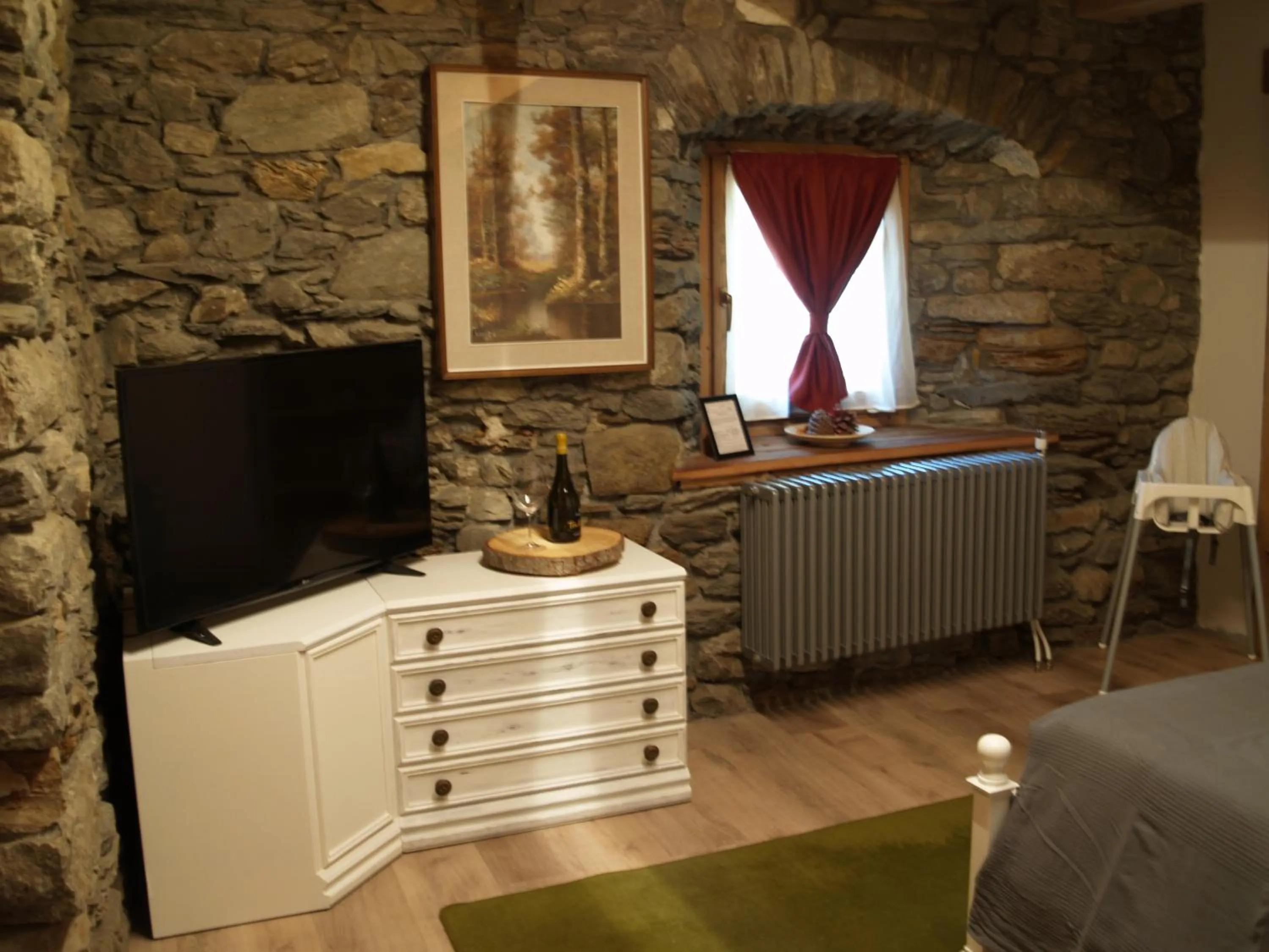 Photo of the whole room in Nuit a Pleiney