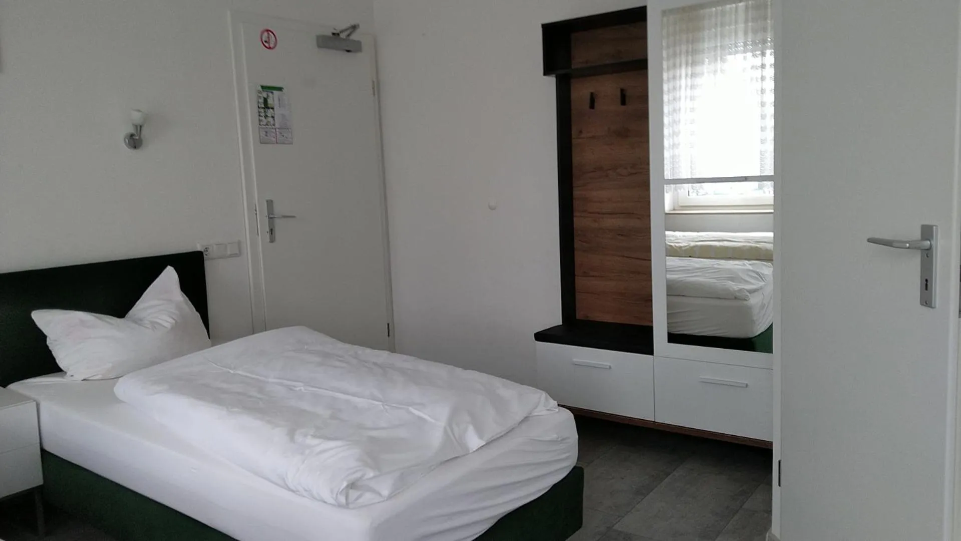 Bedroom, Bed in Hotel Zentrum