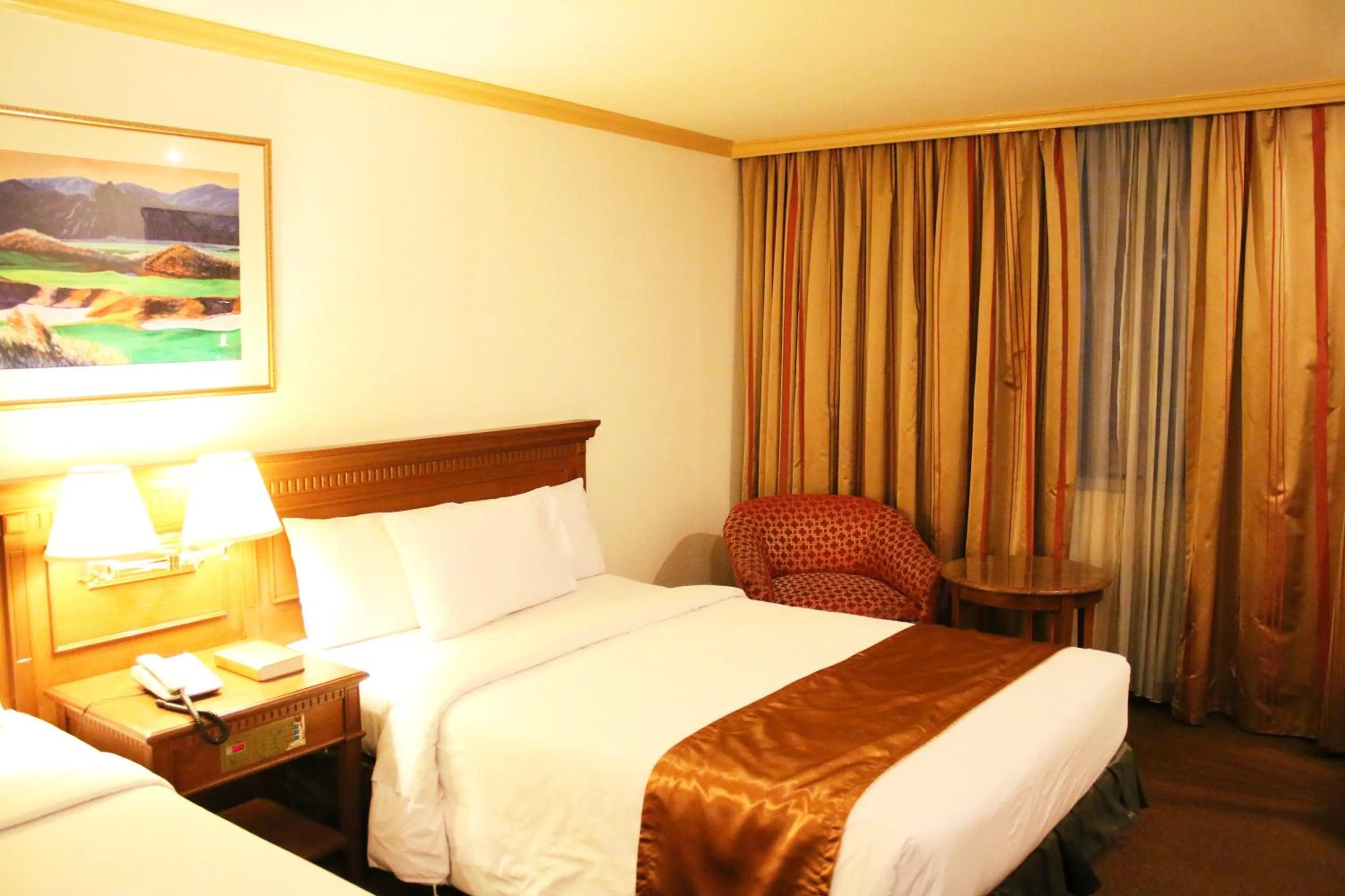 Bed in Tiara Oriental Hotel Makati powered by Cocotel