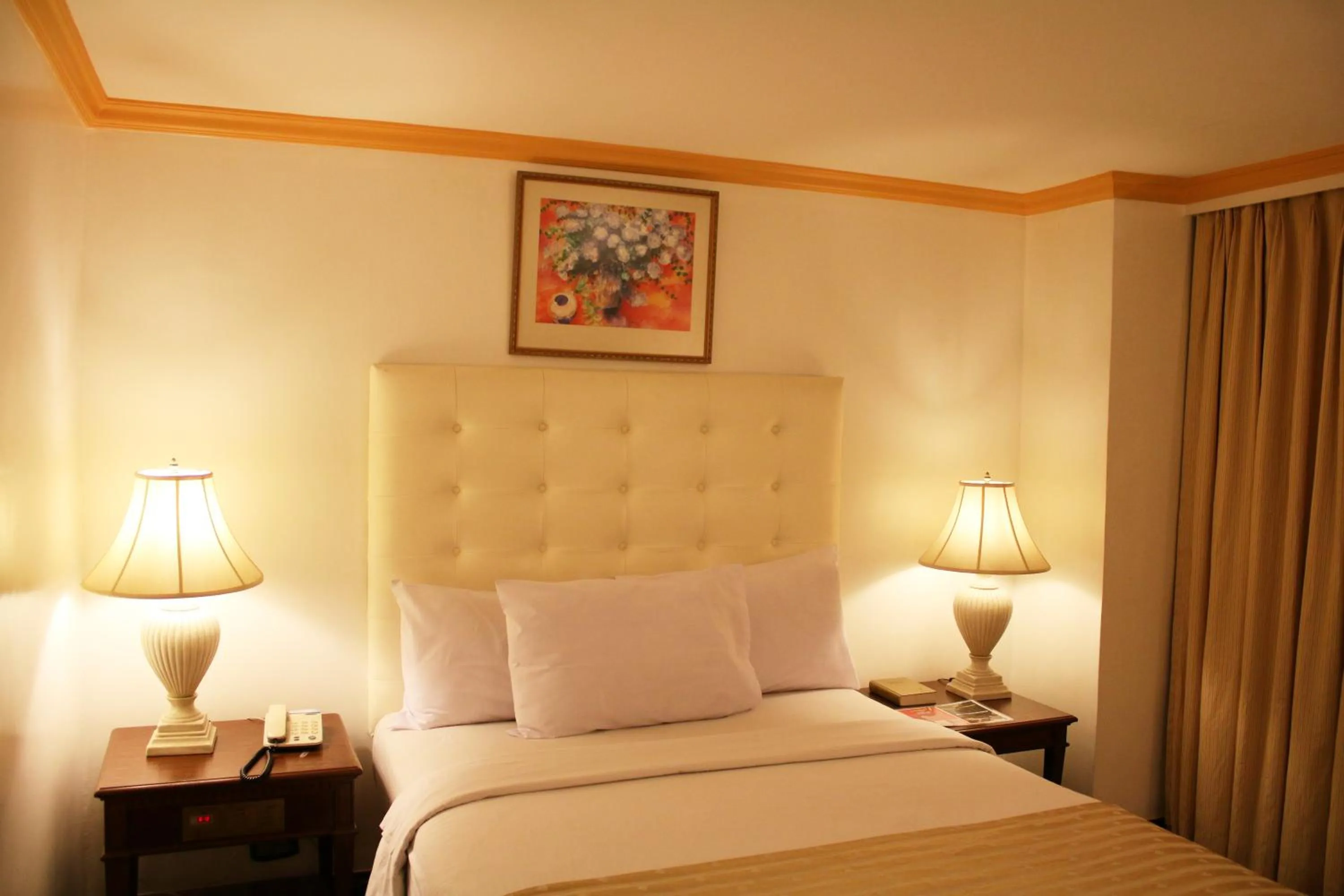 Bed in Tiara Oriental Hotel Makati powered by Cocotel