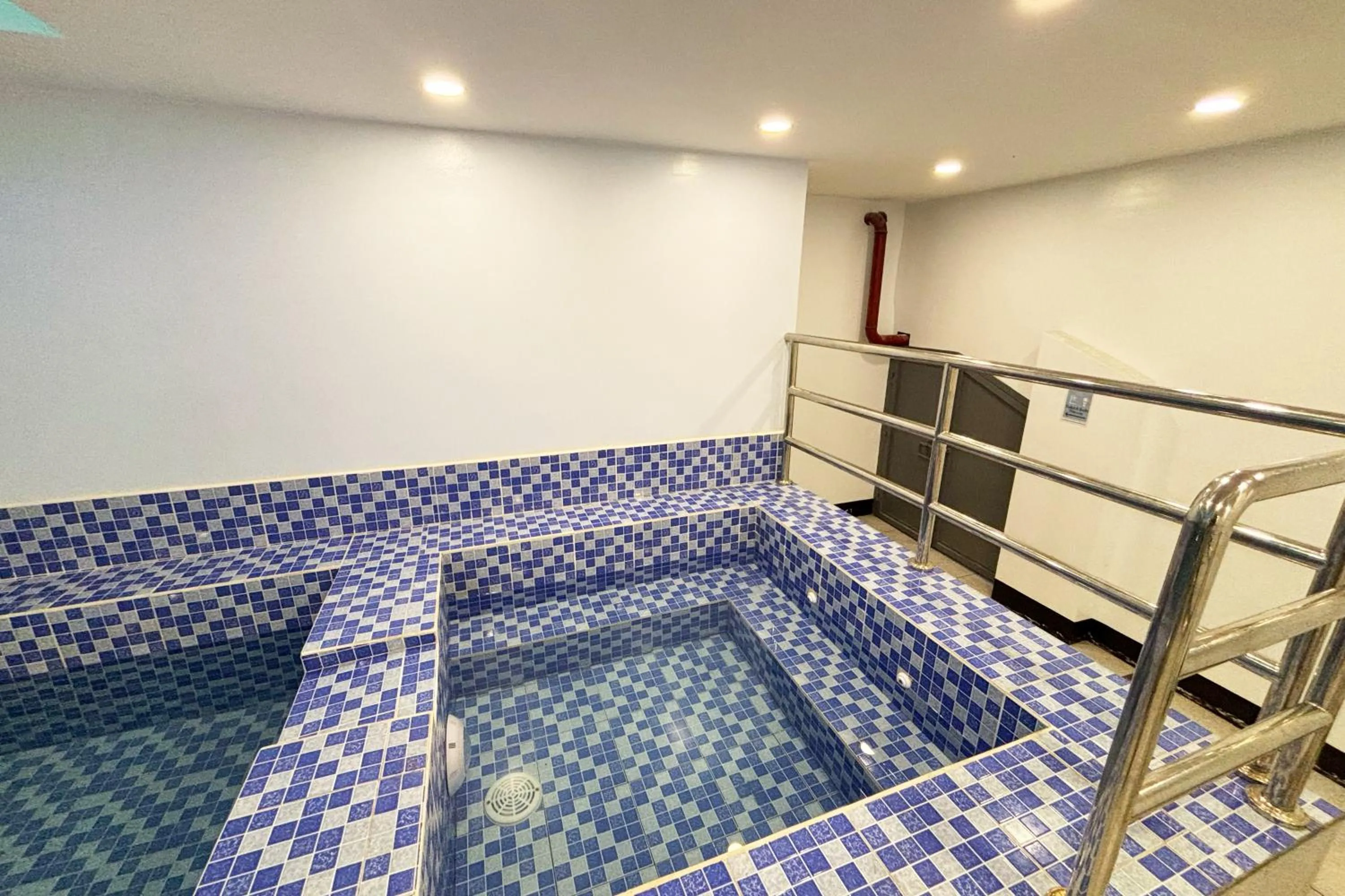 Swimming pool in Tiara Oriental Hotel Makati powered by Cocotel