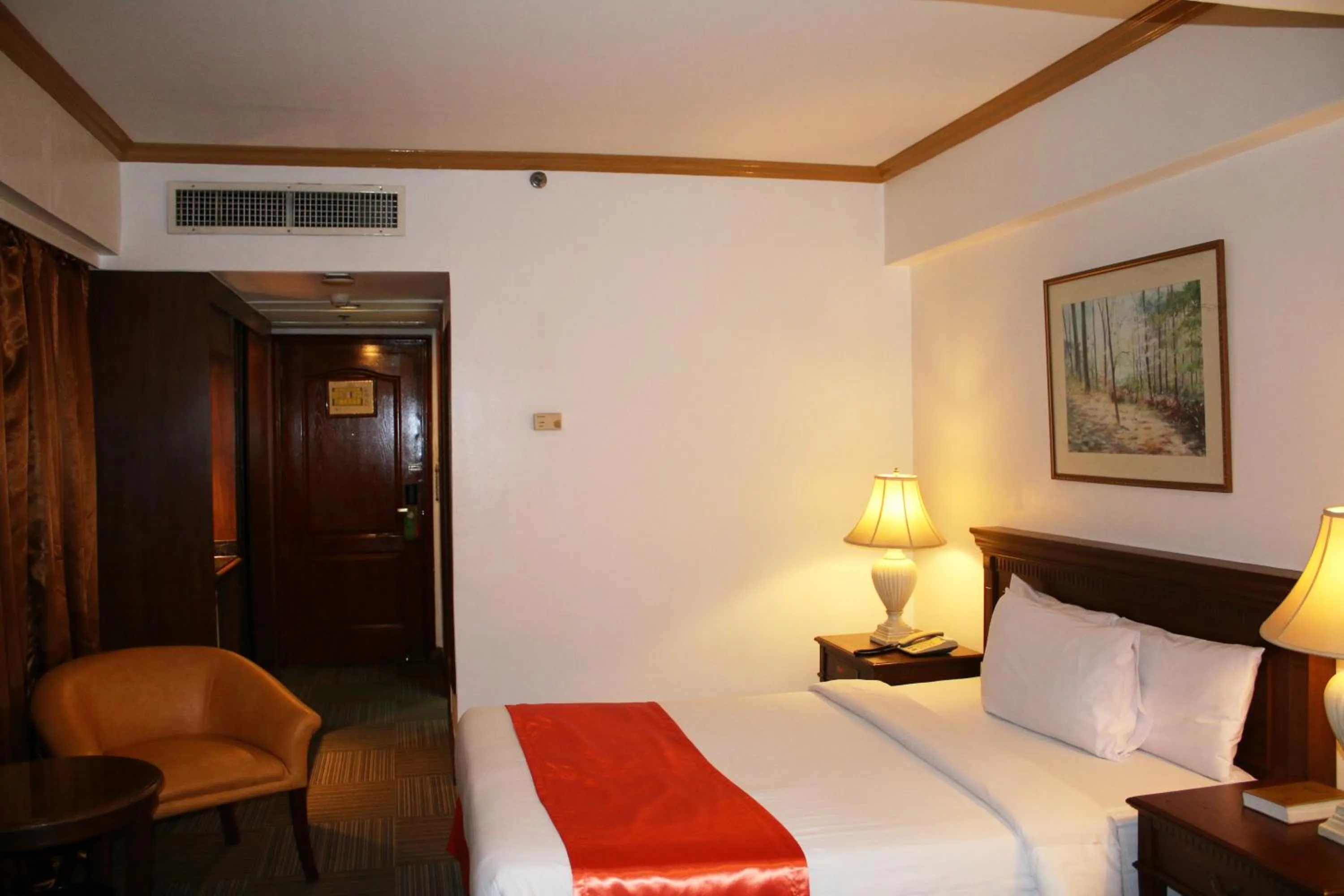 Bed in Tiara Oriental Hotel Makati powered by Cocotel