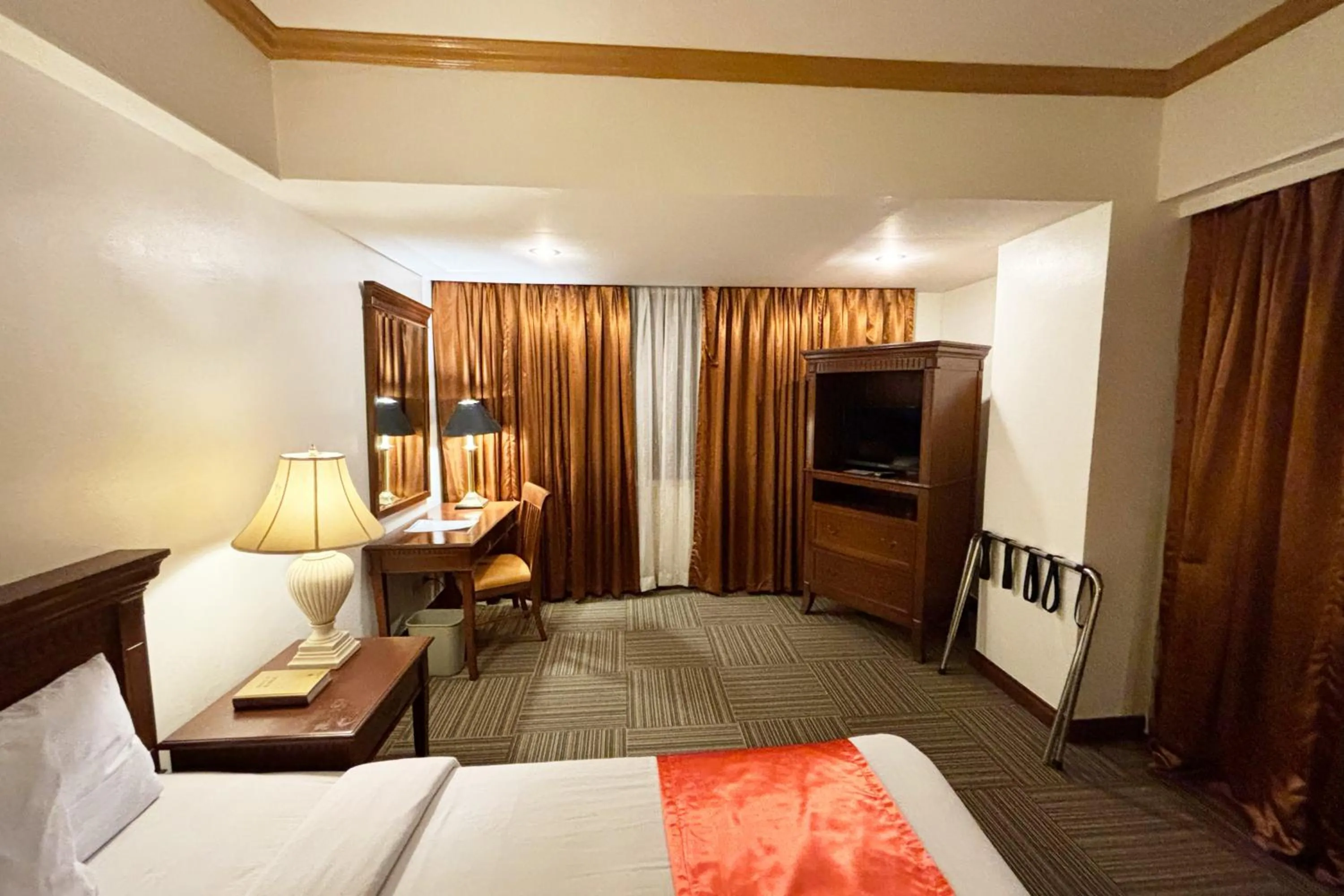 Bed in Tiara Oriental Hotel Makati powered by Cocotel