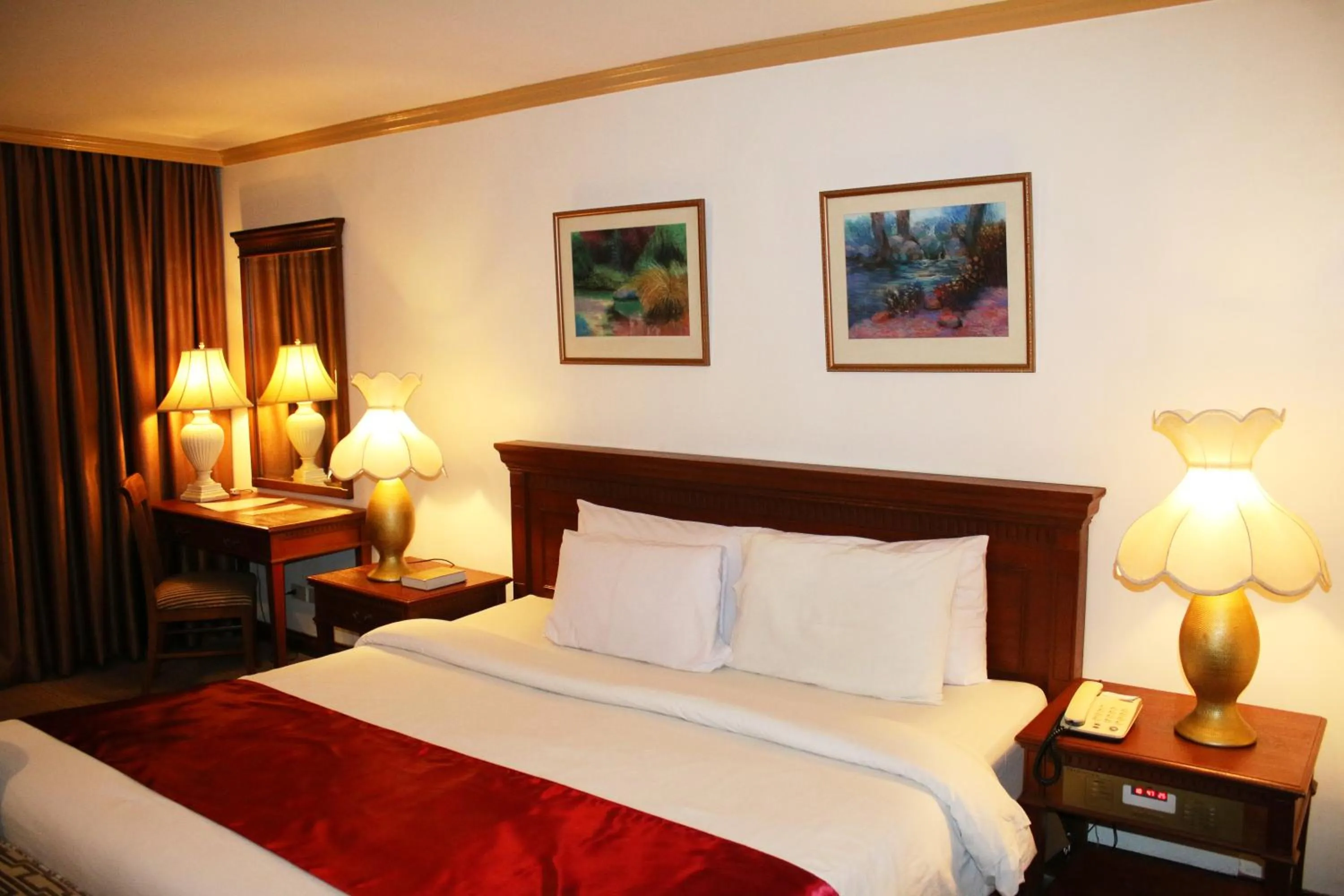 Bed in Tiara Oriental Hotel Makati powered by Cocotel
