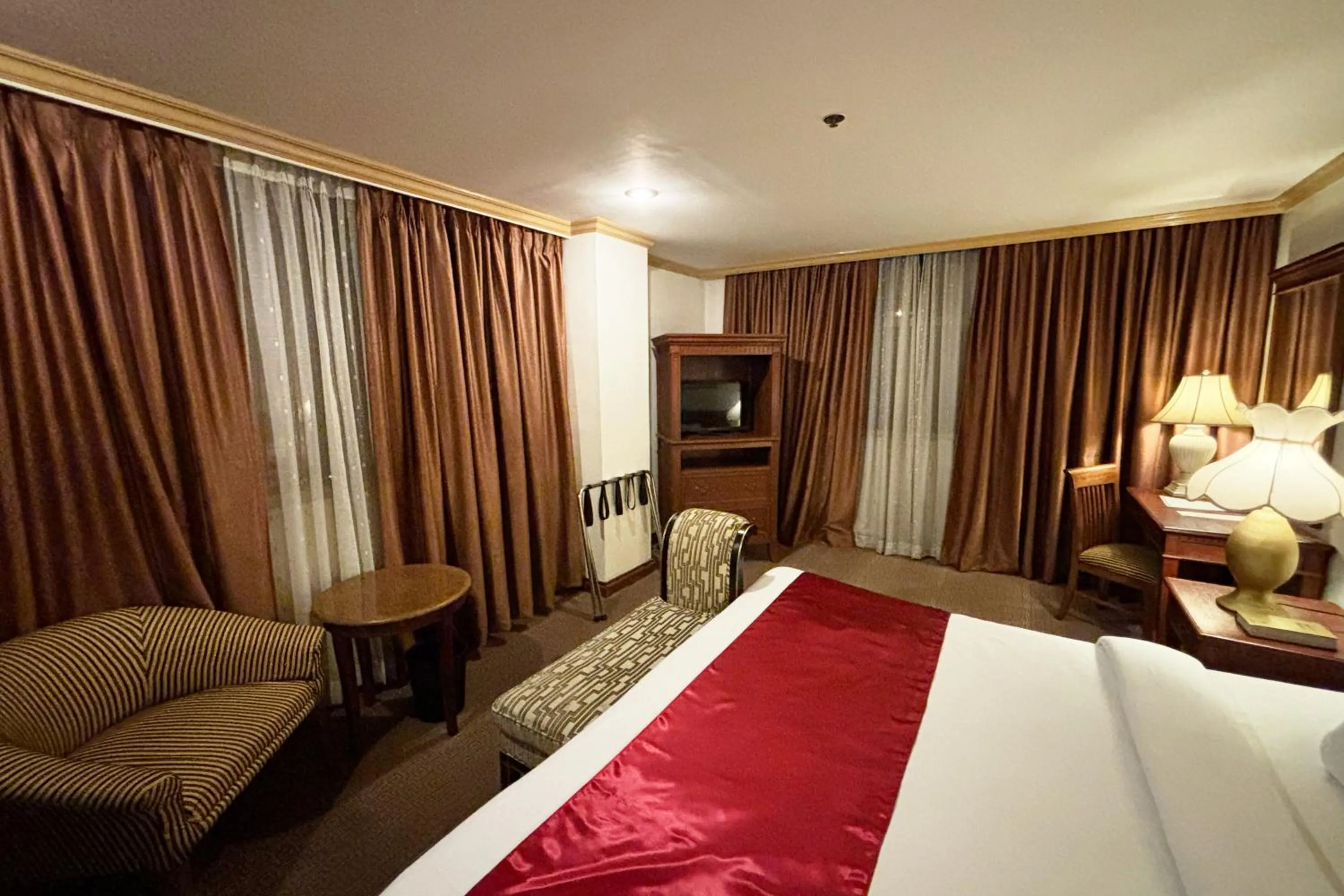 Bed in Tiara Oriental Hotel Makati powered by Cocotel