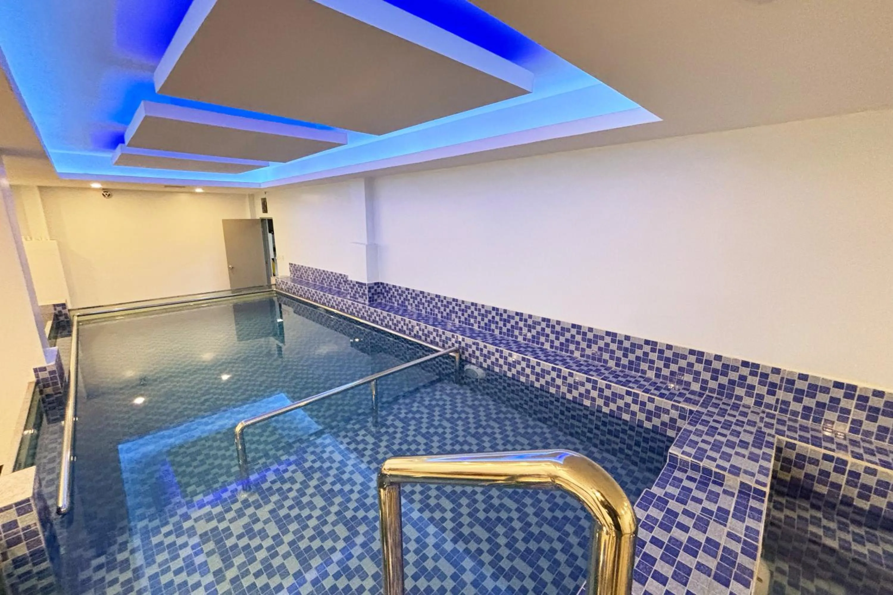 Swimming pool in Tiara Oriental Hotel Makati powered by Cocotel