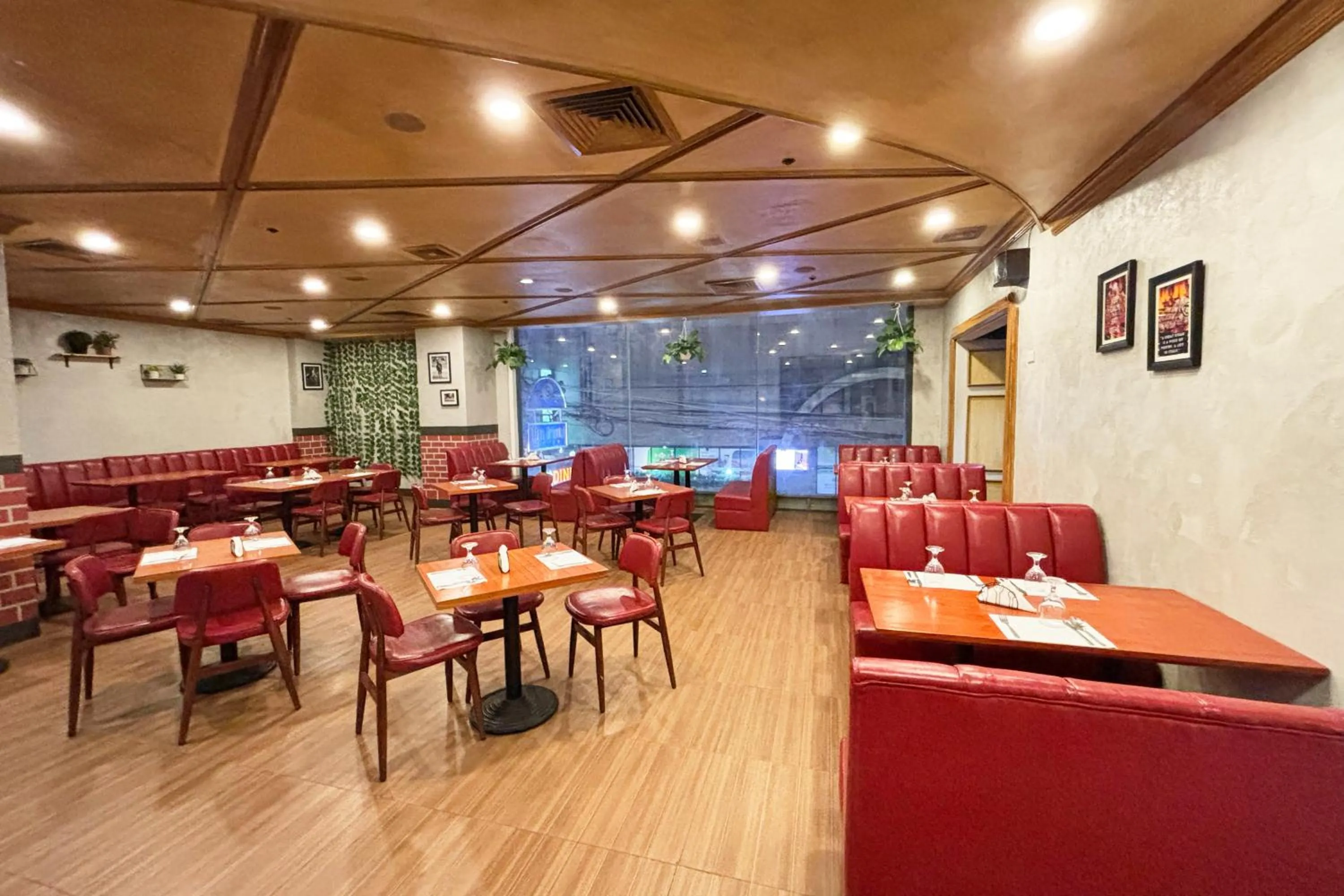 Restaurant/places to eat in Tiara Oriental Hotel Makati powered by Cocotel