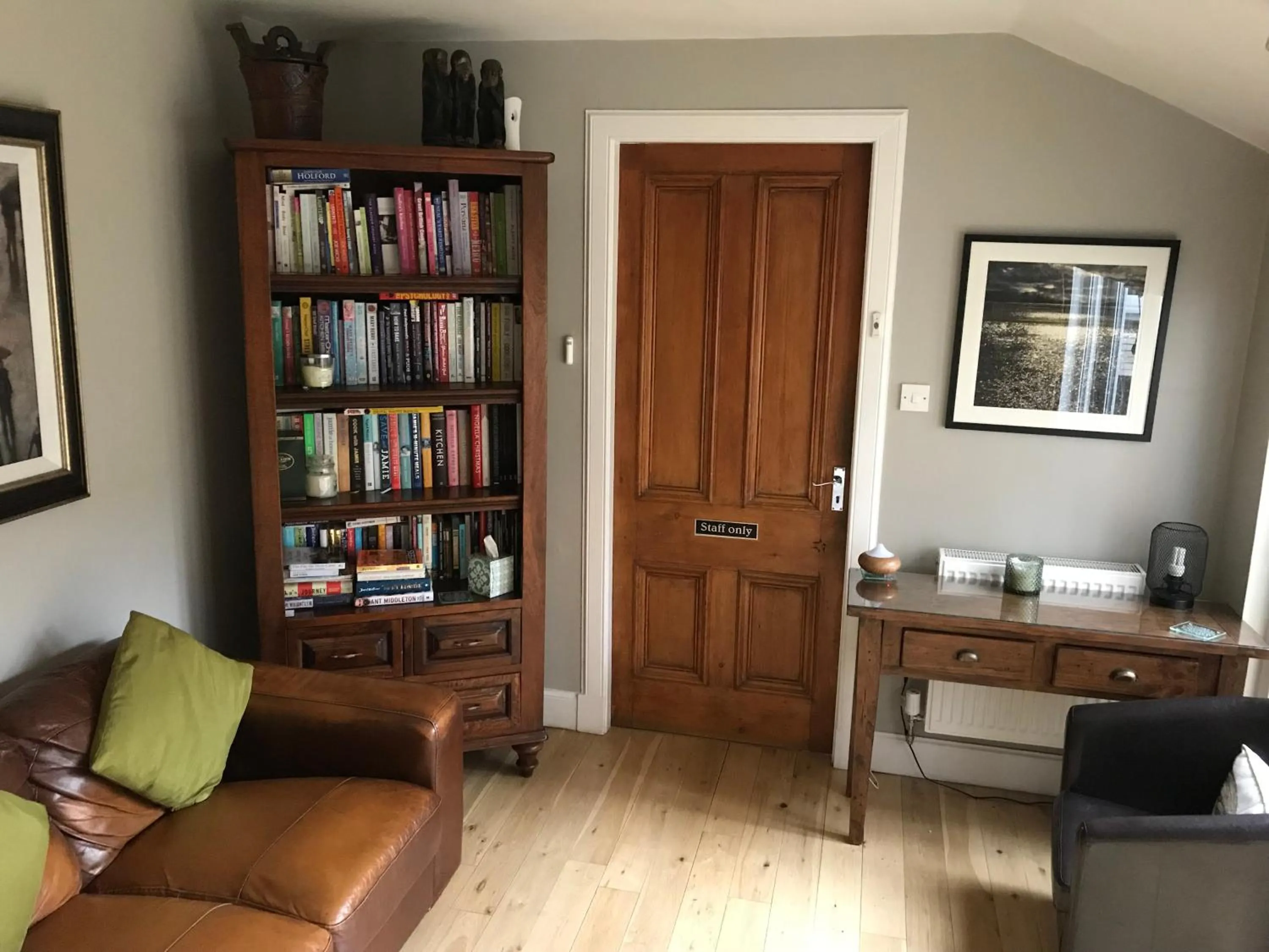 Library in ByTheSea Guest House License SA-00247-F