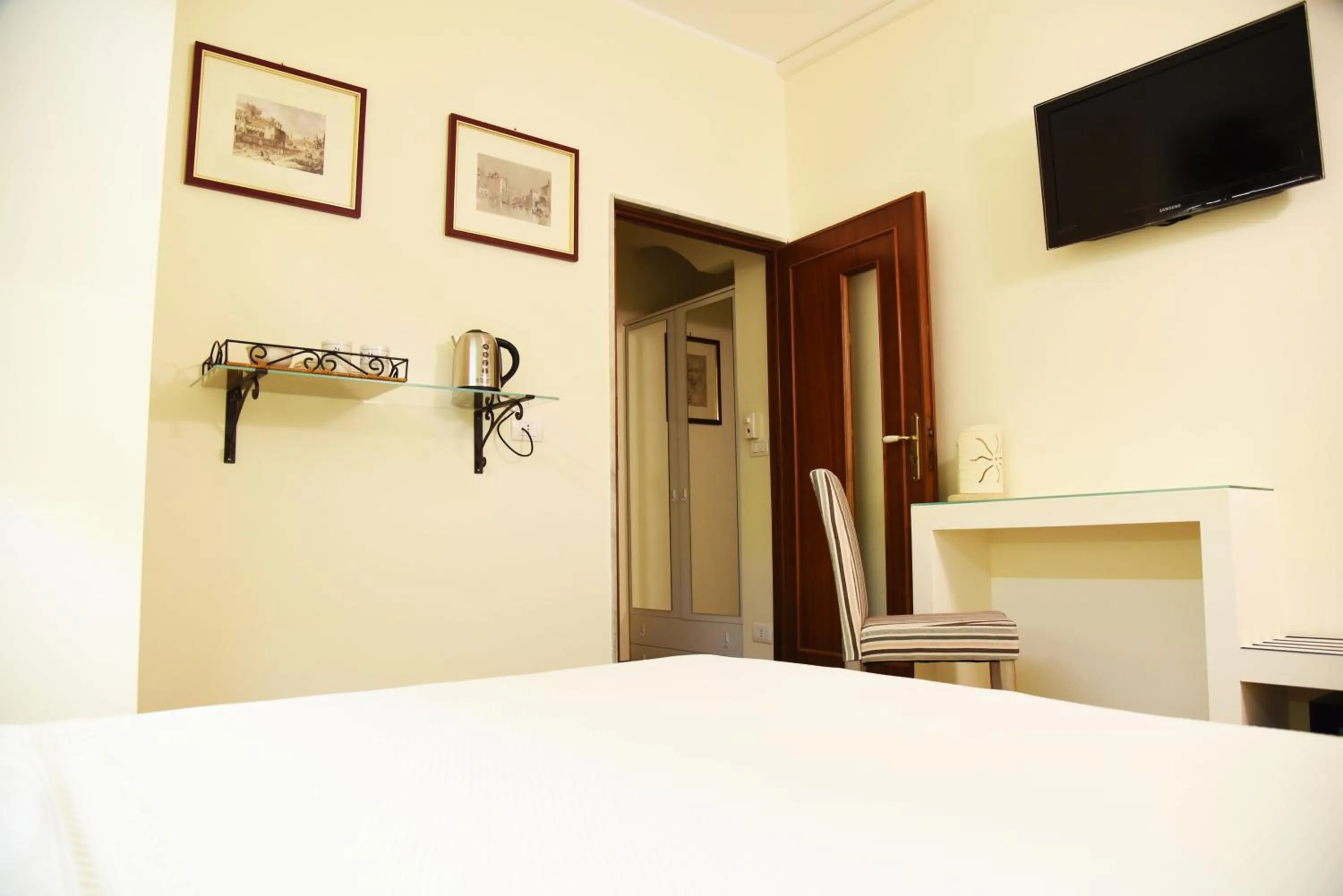 Photo of the whole room in B&B Al Vecchio Glicine