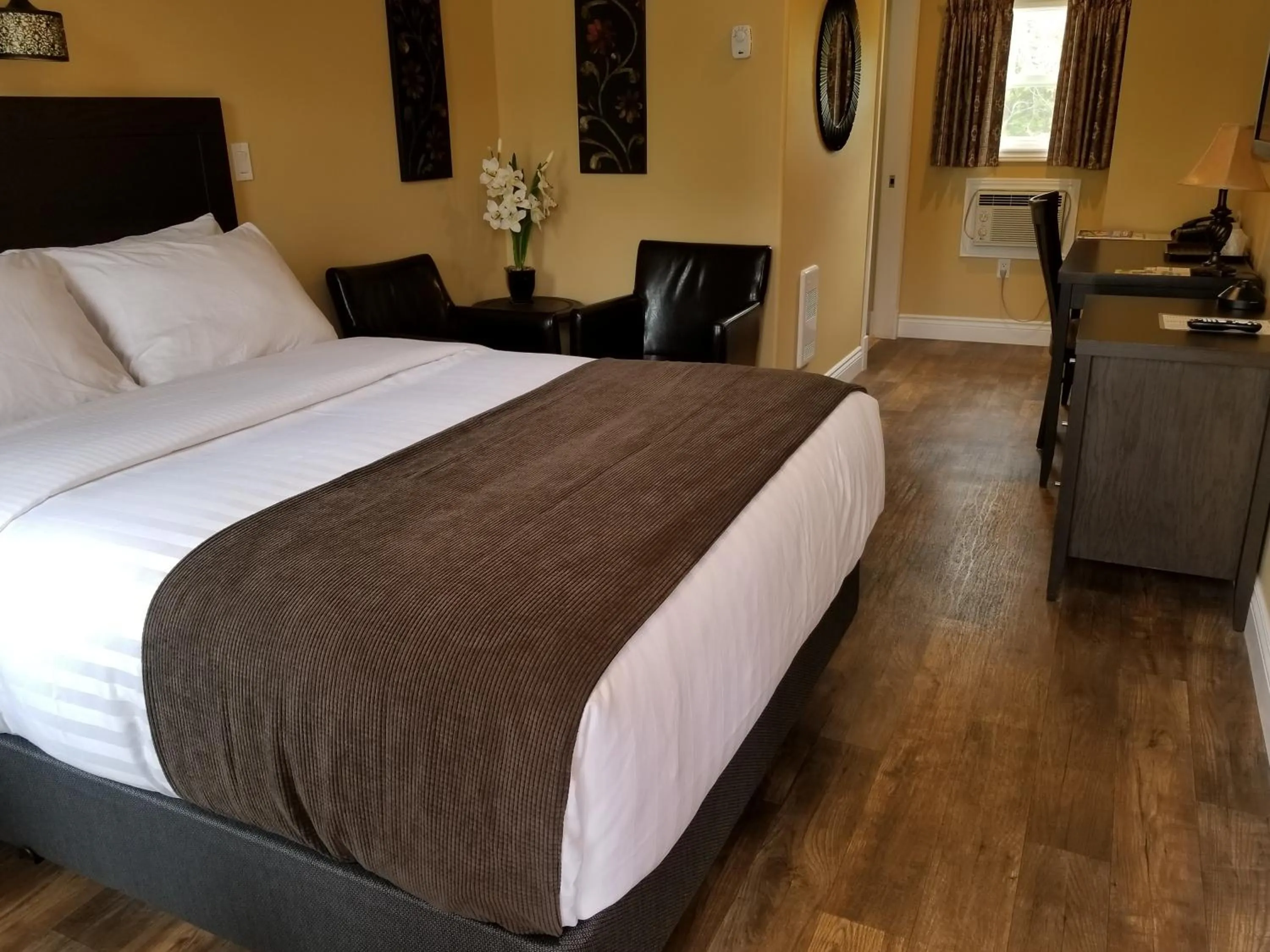 Bed in Sunny Isle Motel