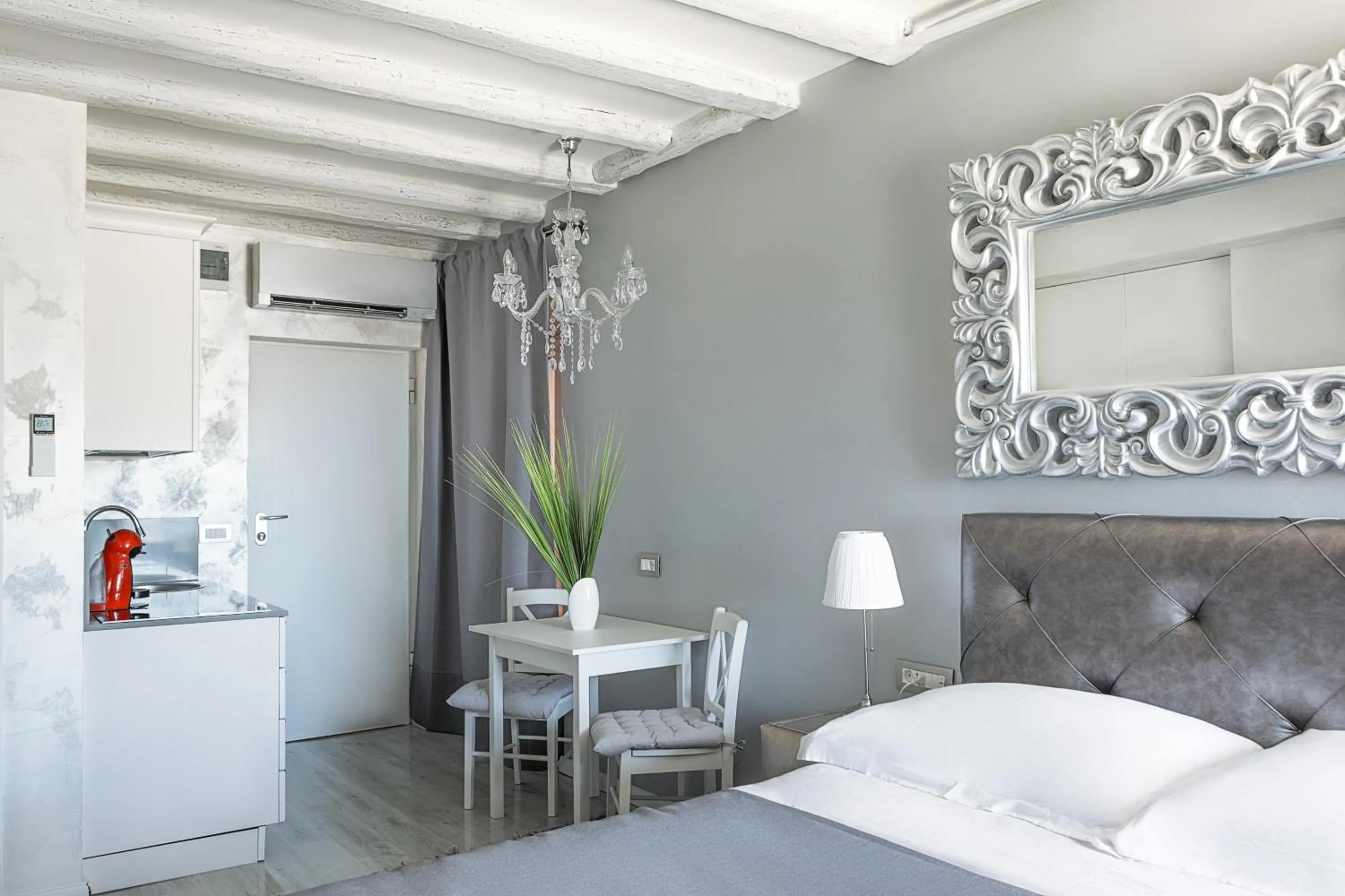 Seating area, Bed in Royal View