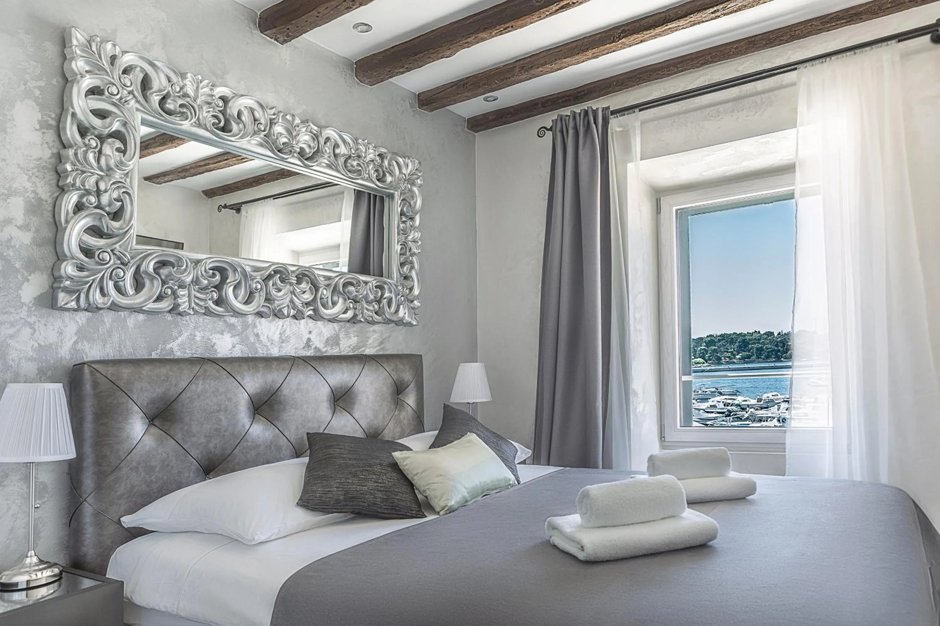 Text overlay, Bed in Royal View