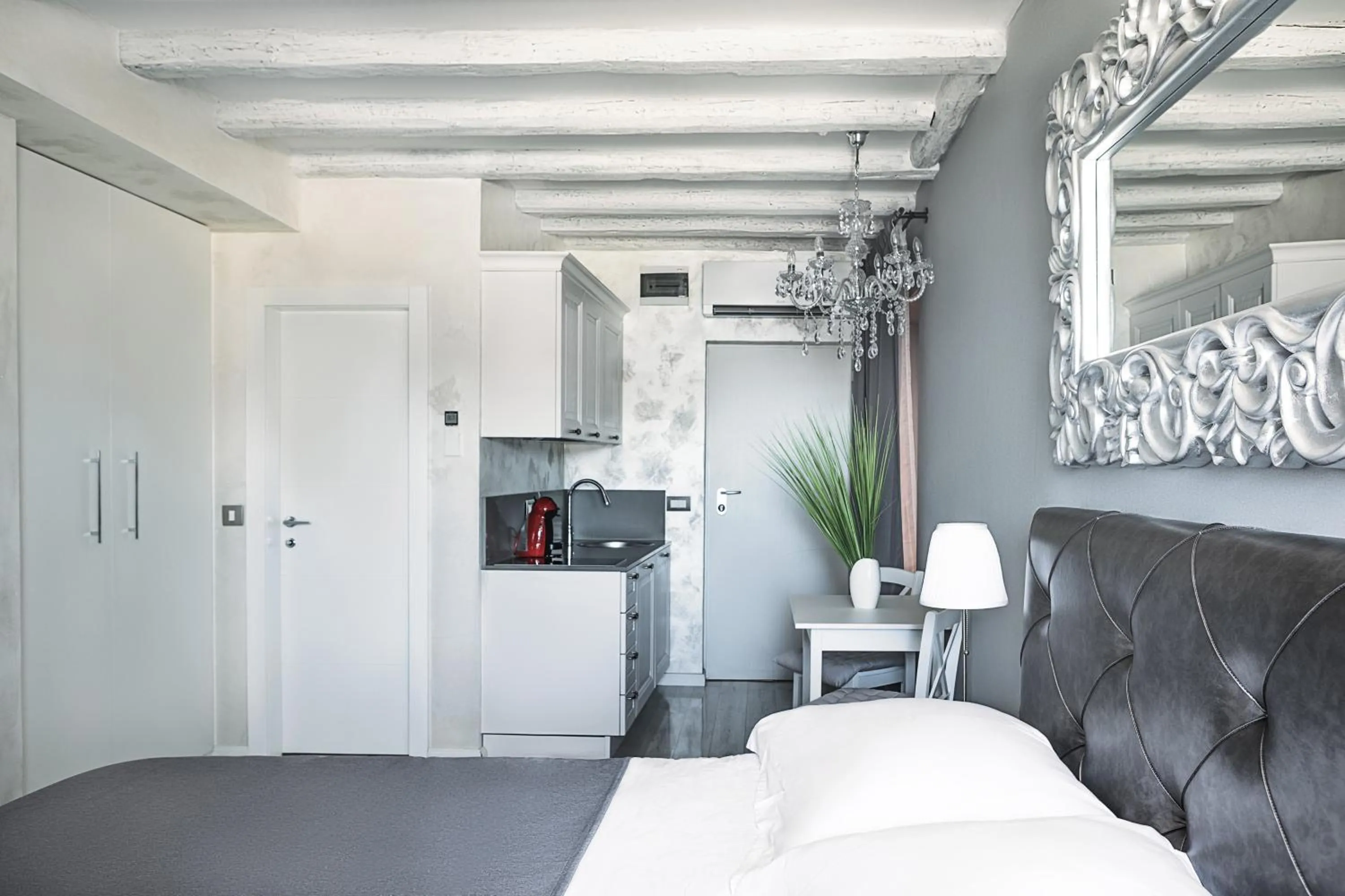 Photo of the whole room, Bed in Royal View