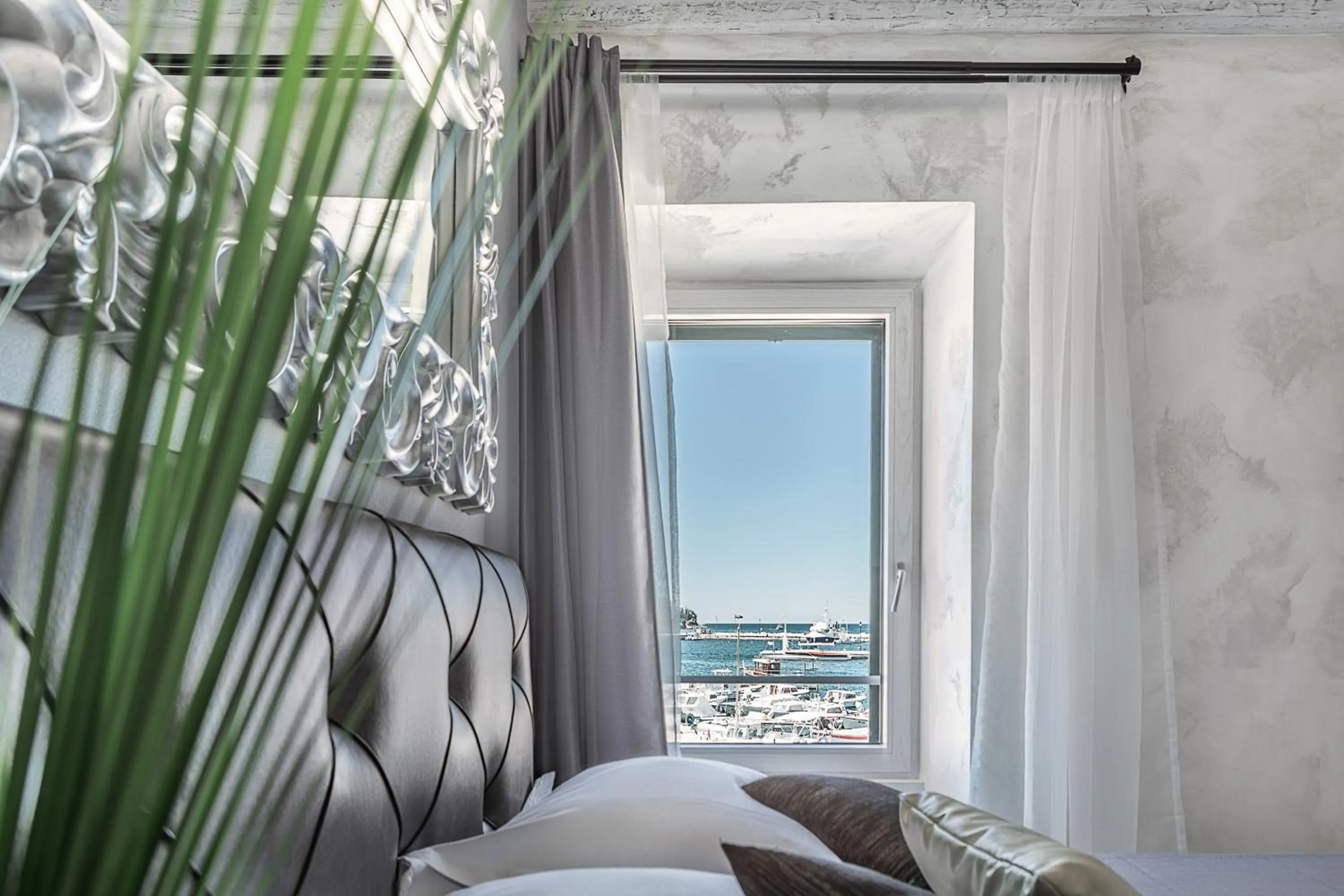 Sea view, Bed in Royal View