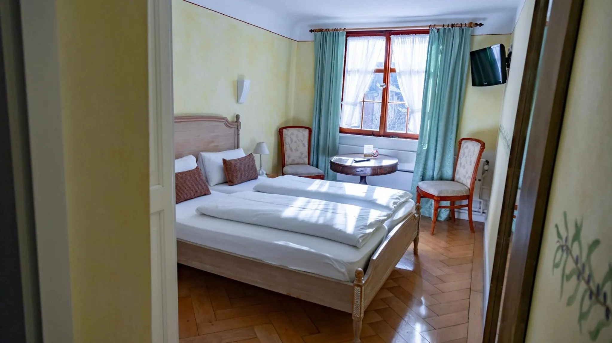 Bed in Hotel Löwen-Weinstube