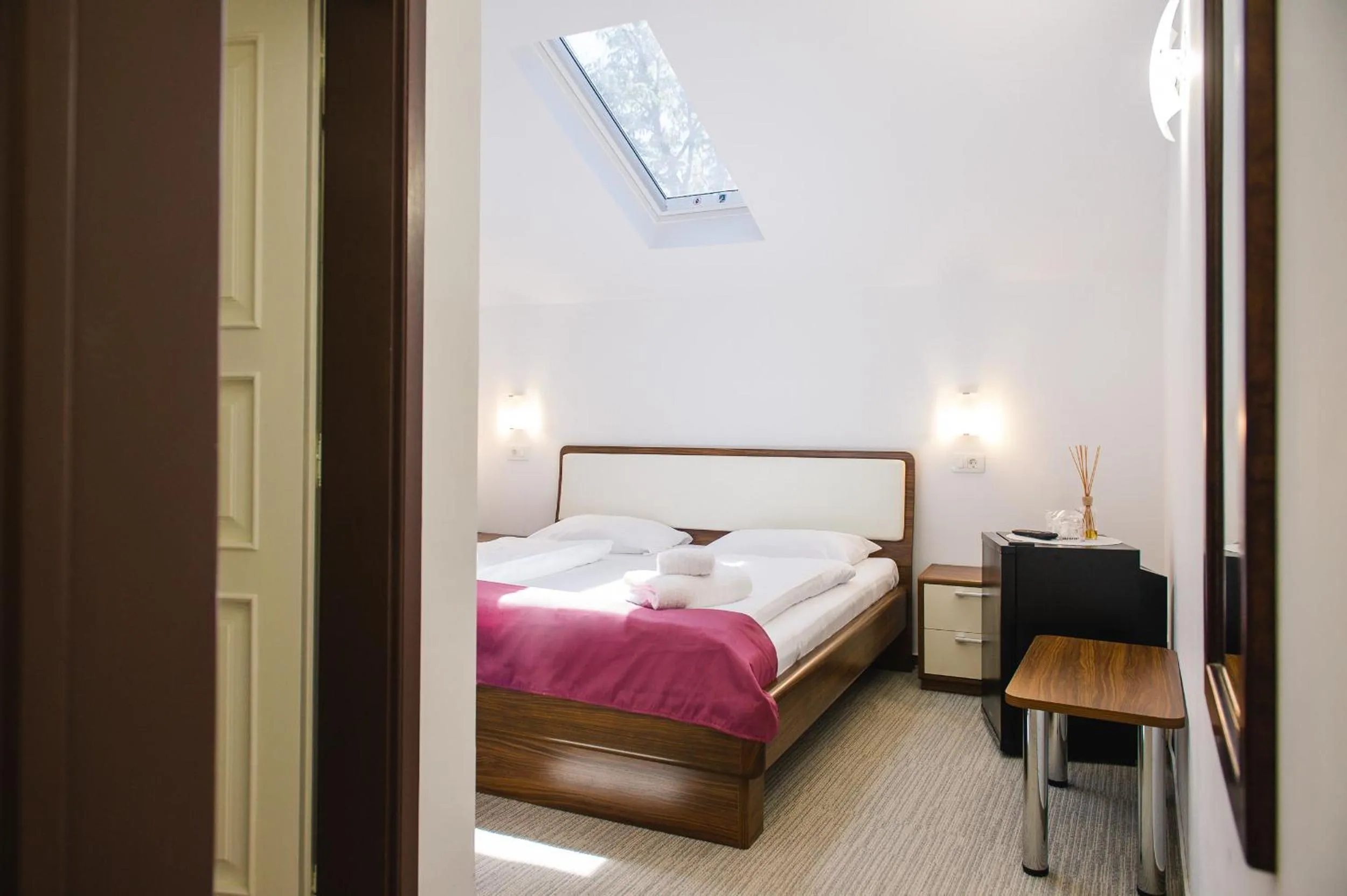 Double Room - single occupancy - Attic Window in Villa Andor