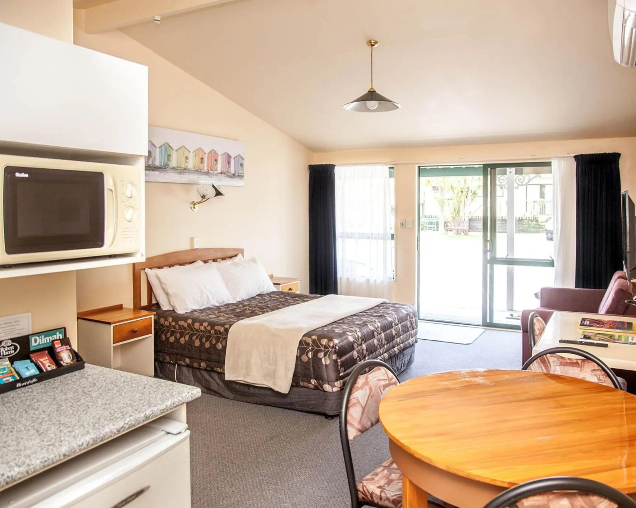 Kitchen or kitchenette, Bed in Goldmine Motel