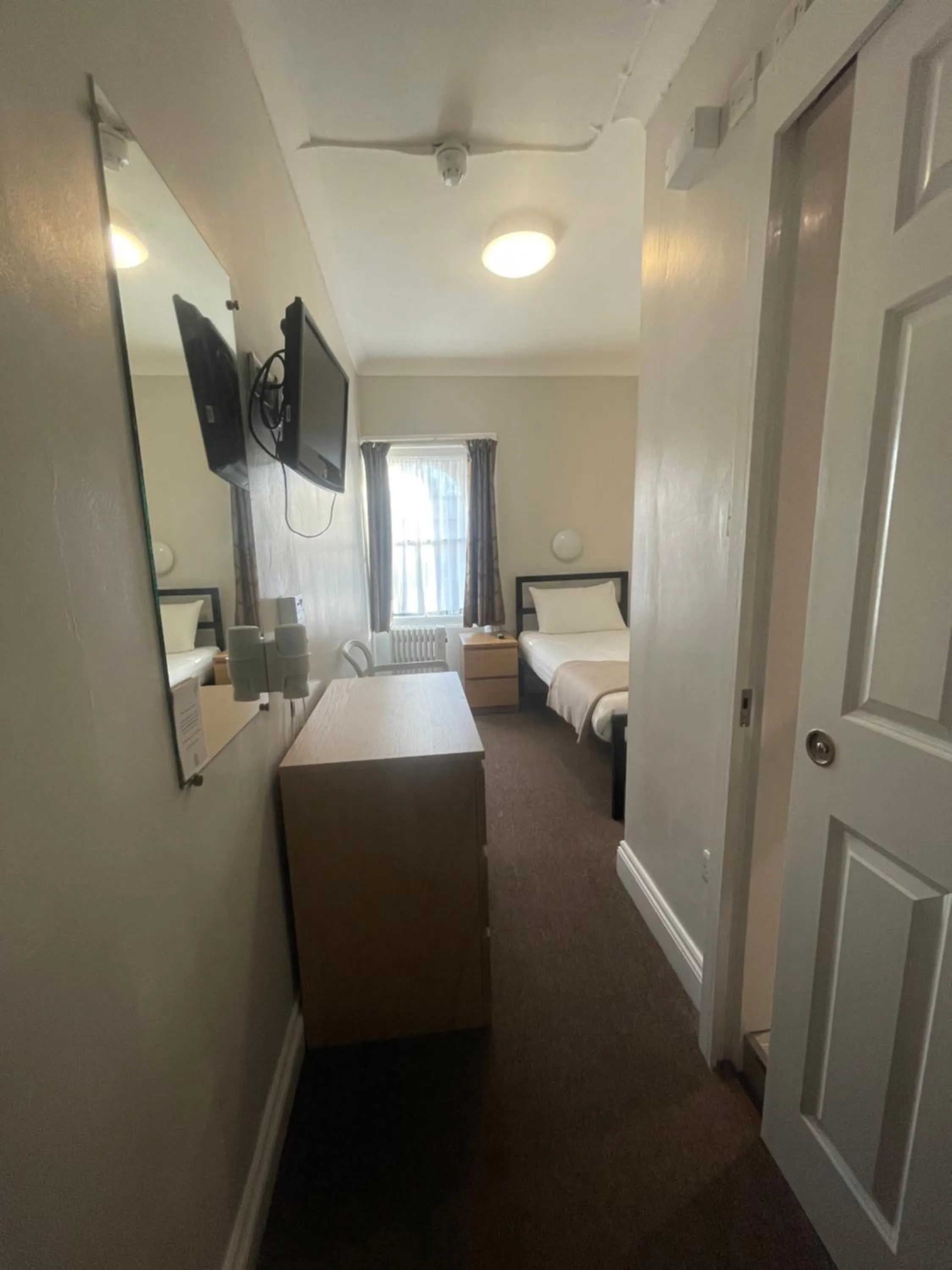 Bedroom, Bed in Lords Hotel