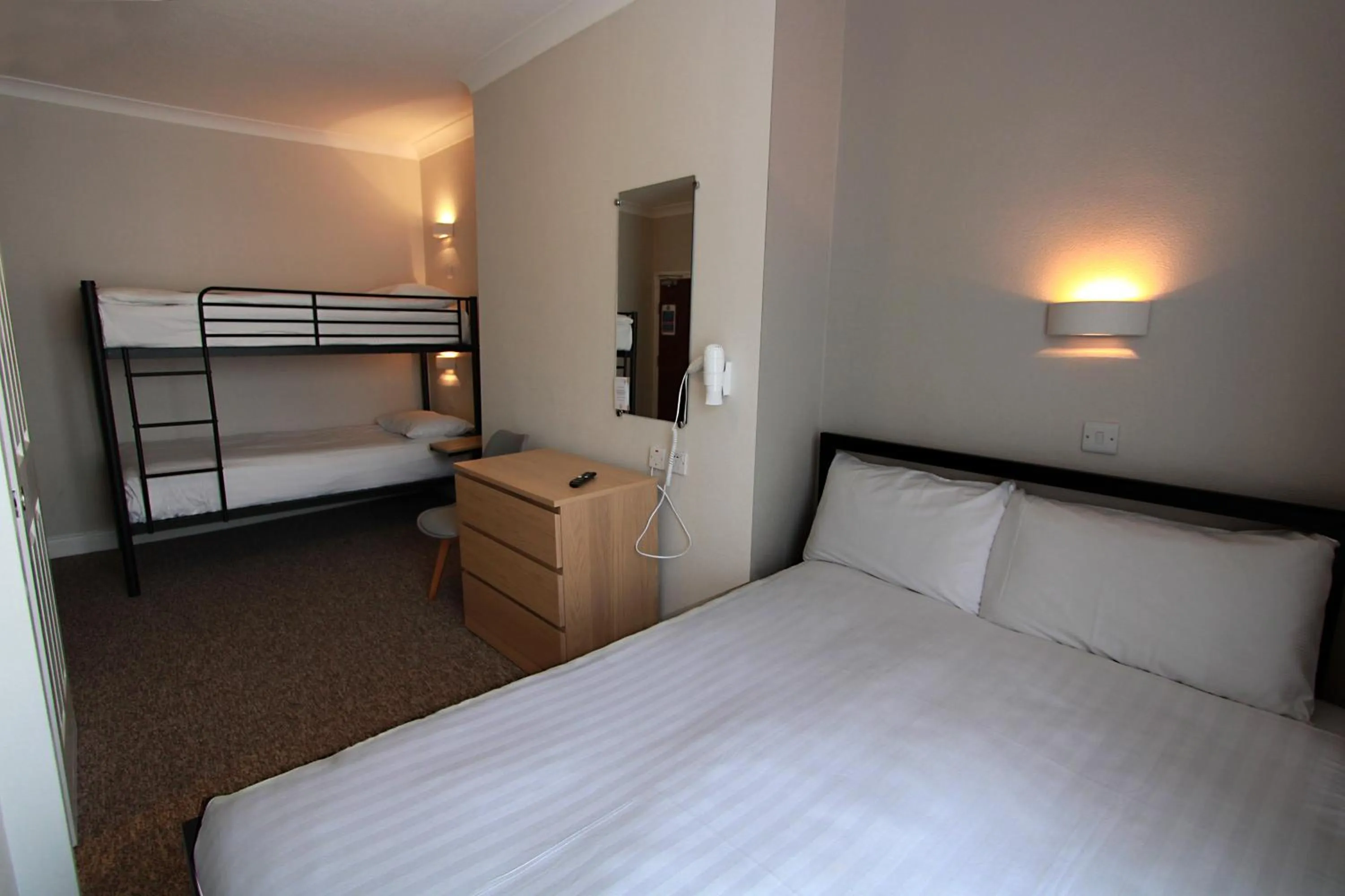 Bedroom, Bed in Lords Hotel